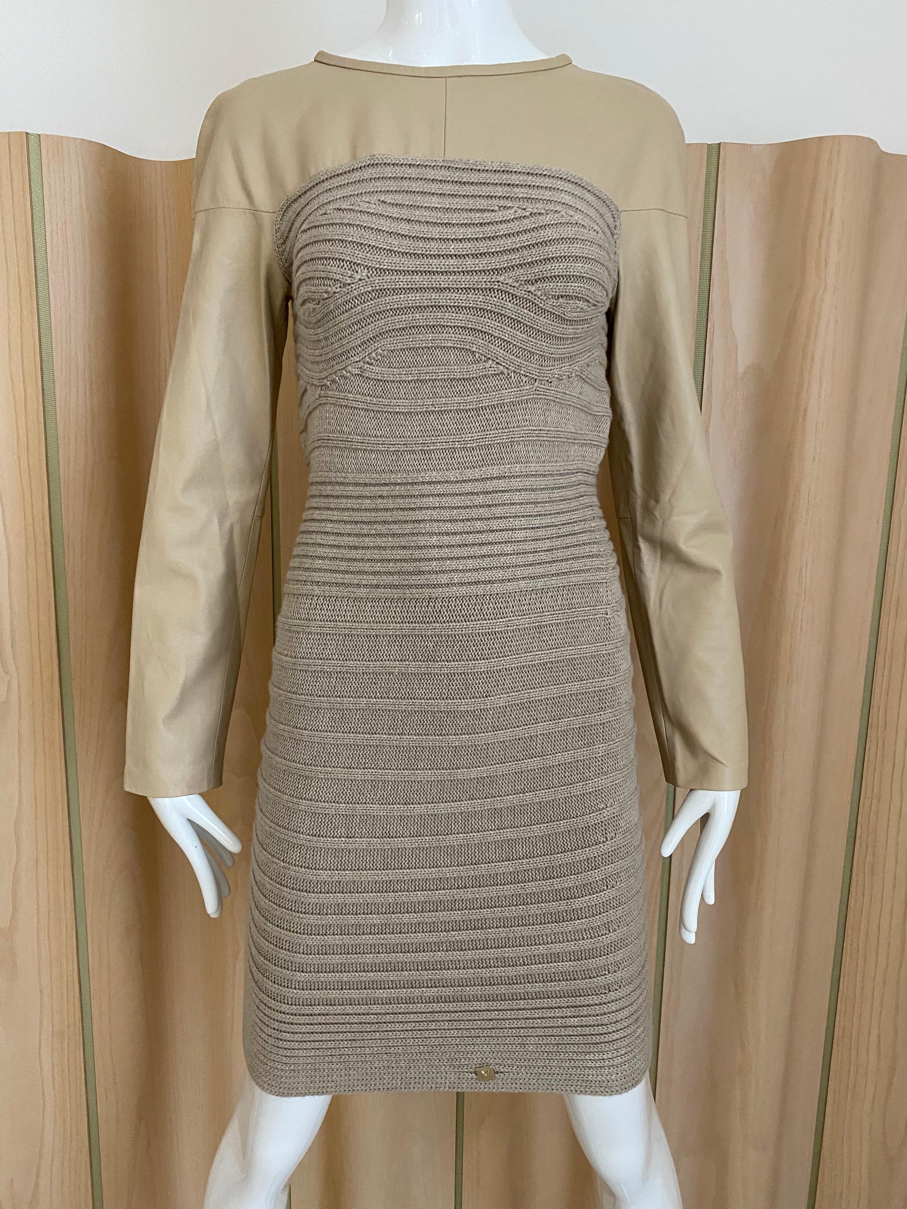 90s Gianfranco Ferre Tan leather and wool knit long sleeve dress.
zipper at the back. Dress in excellent condition except for tiny smudge in suede lining ( see picture attached)
Fit size : US 2 o4 