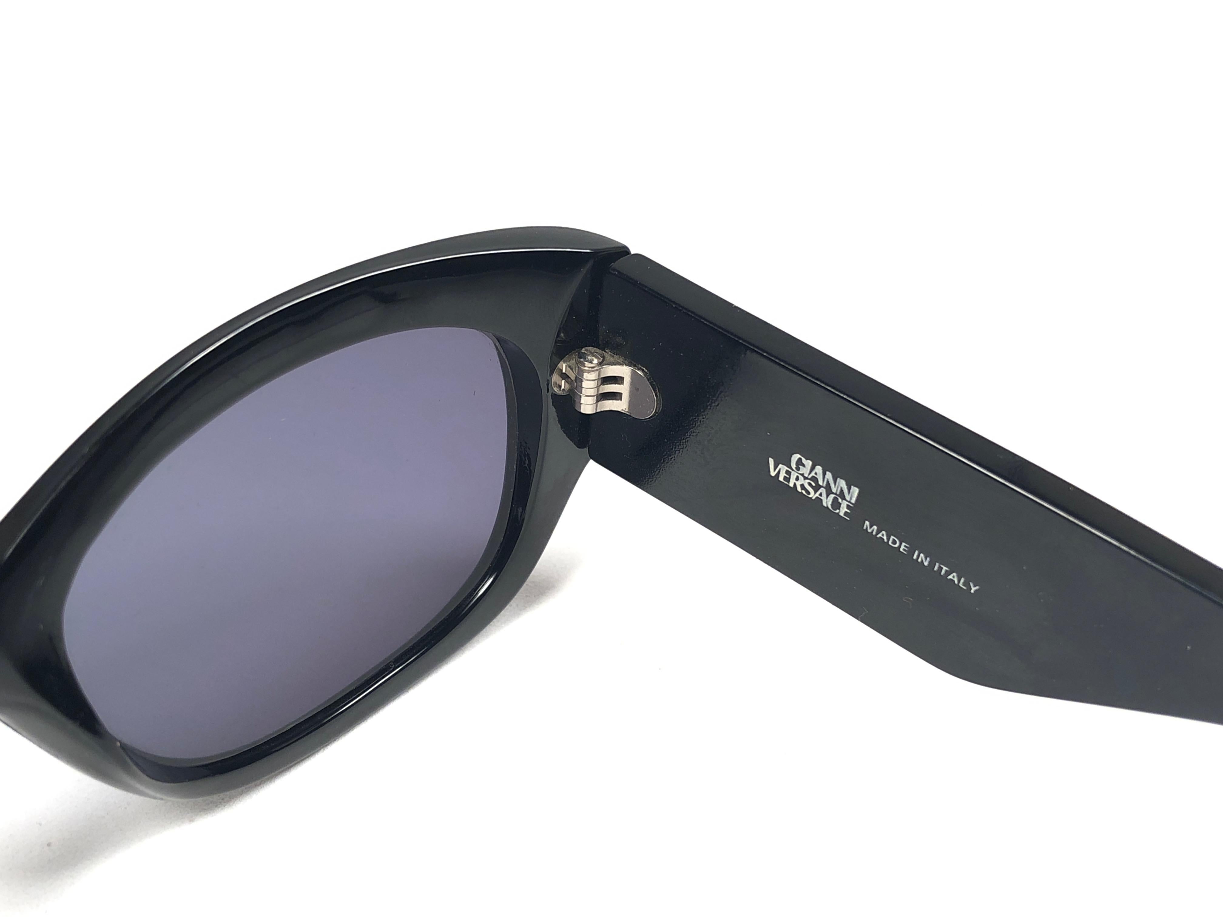 Vintage Gianni Versace 420 E Schlanke schwarze Vintage-Sonnenbrille 1990er Jahre Made in Italy für Damen oder Herren im Angebot