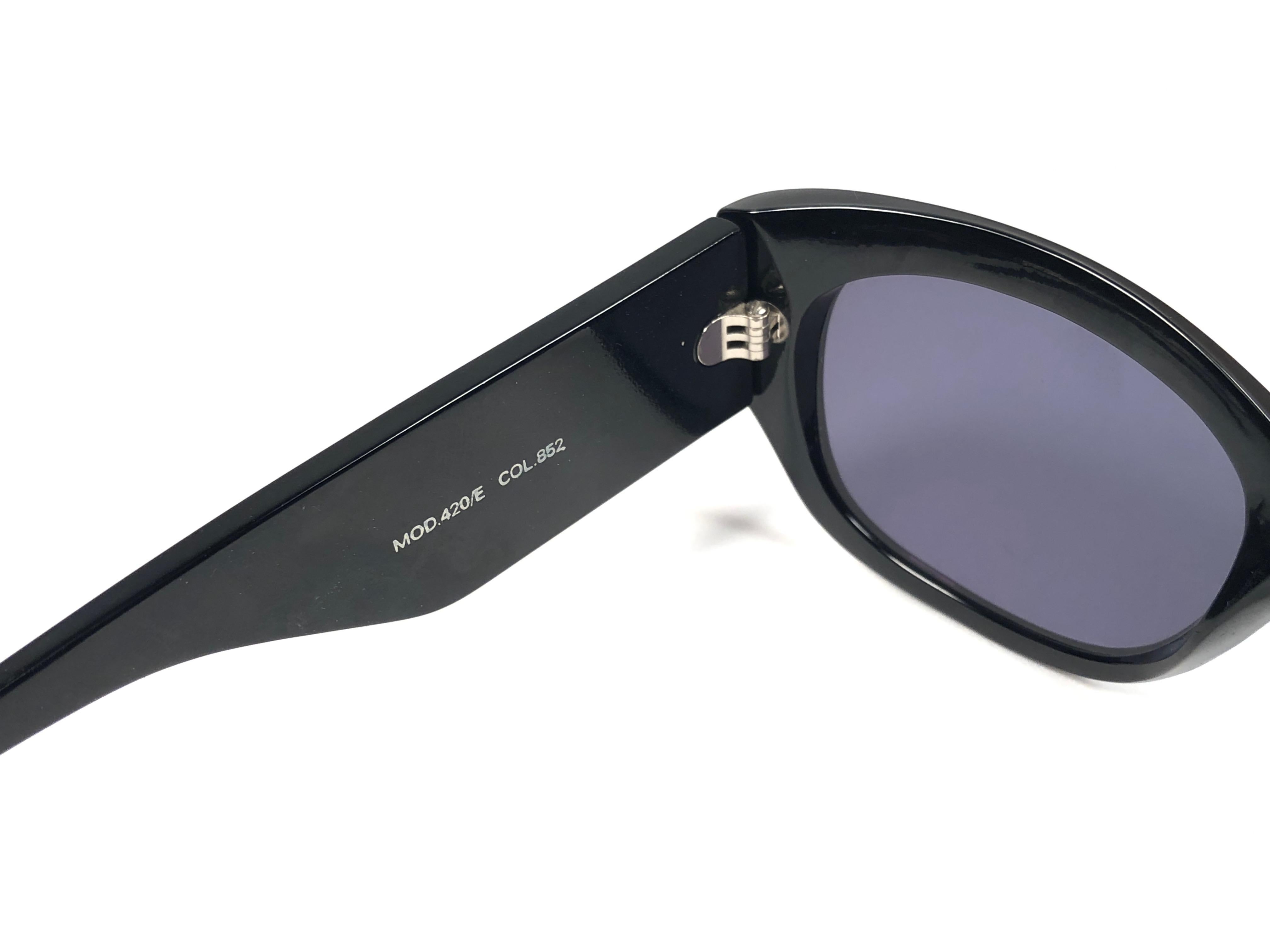 Vintage Gianni Versace 420 E Schlanke schwarze Vintage-Sonnenbrille 1990er Jahre Made in Italy im Angebot 1