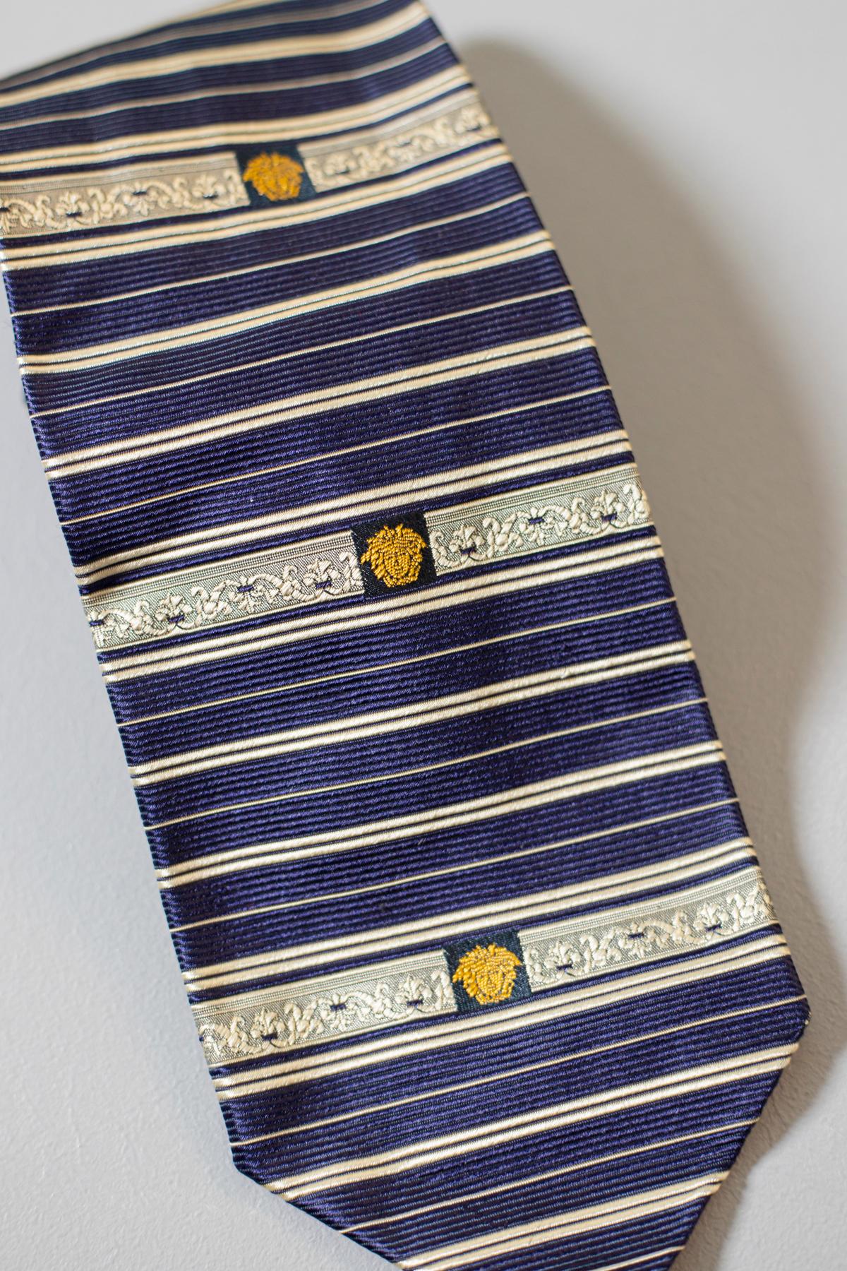 Cravate rayée vintage Gianni Versace entièrement en soie Bon état - En vente à Milano, IT