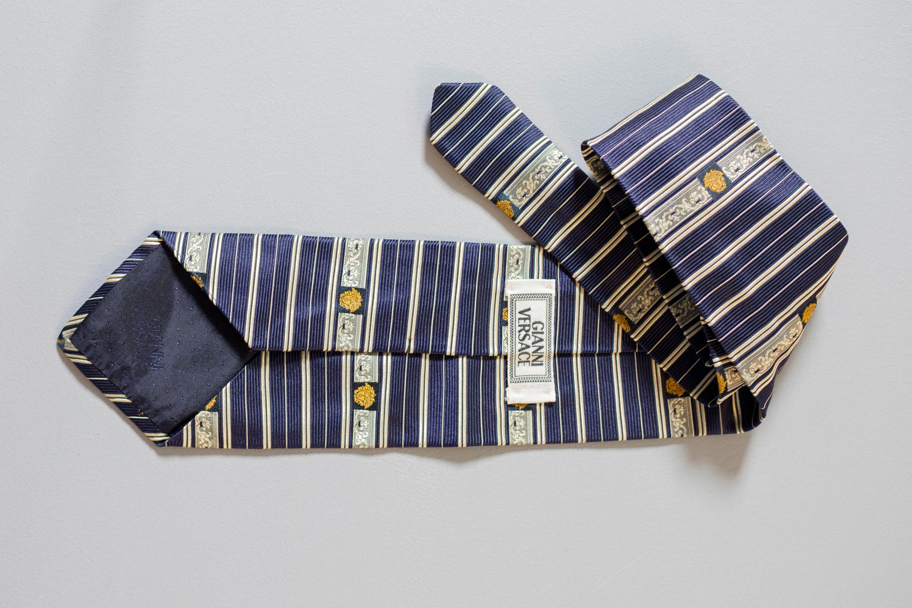 Cravate rayée vintage Gianni Versace entièrement en soie Pour hommes en vente