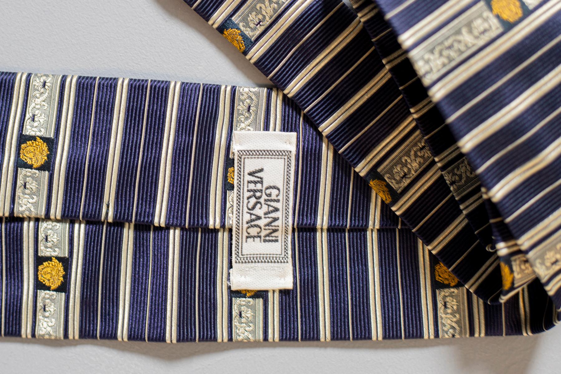 Cravate rayée vintage Gianni Versace entièrement en soie en vente 1