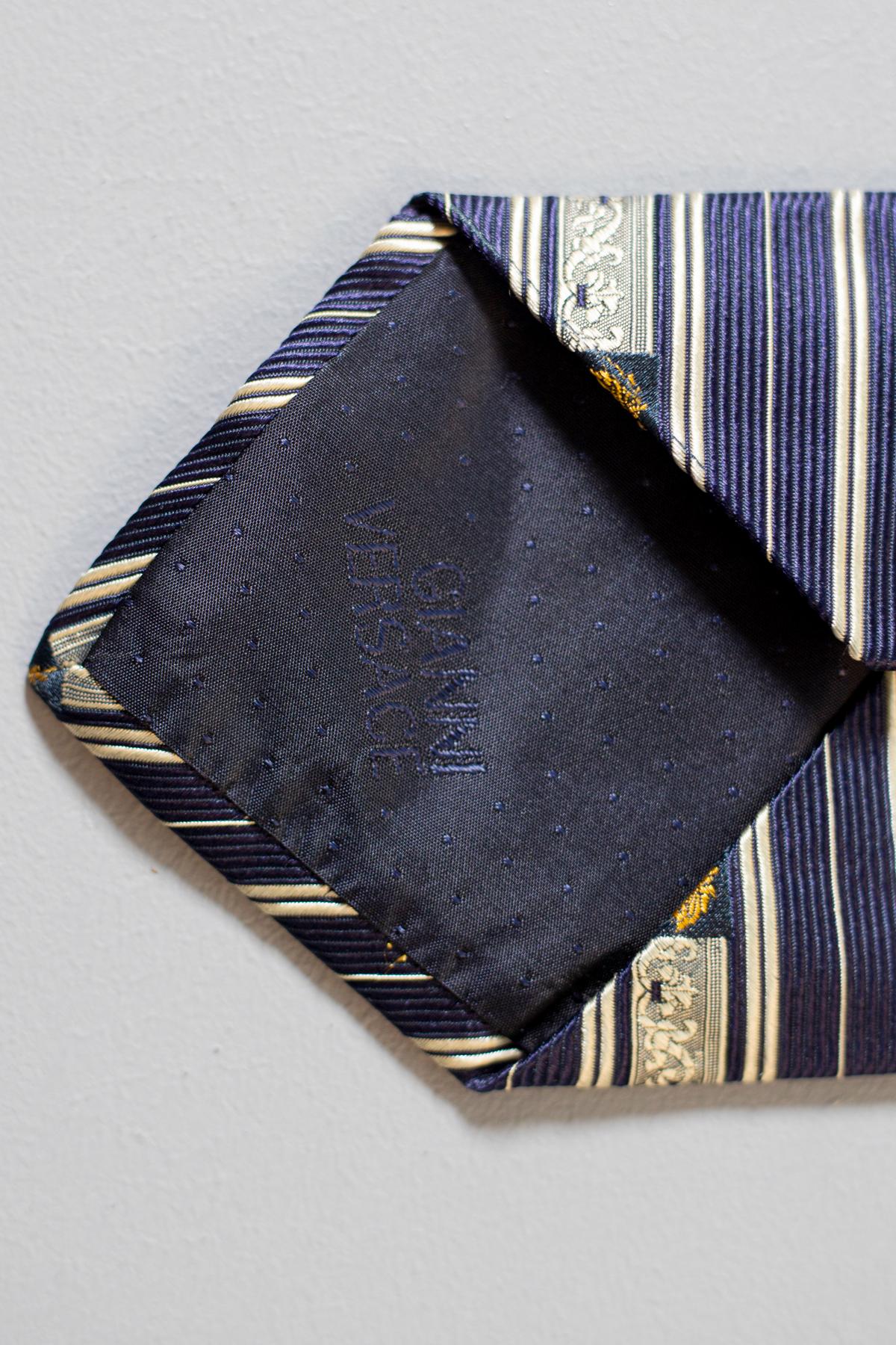 Cravate rayée vintage Gianni Versace entièrement en soie en vente 2
