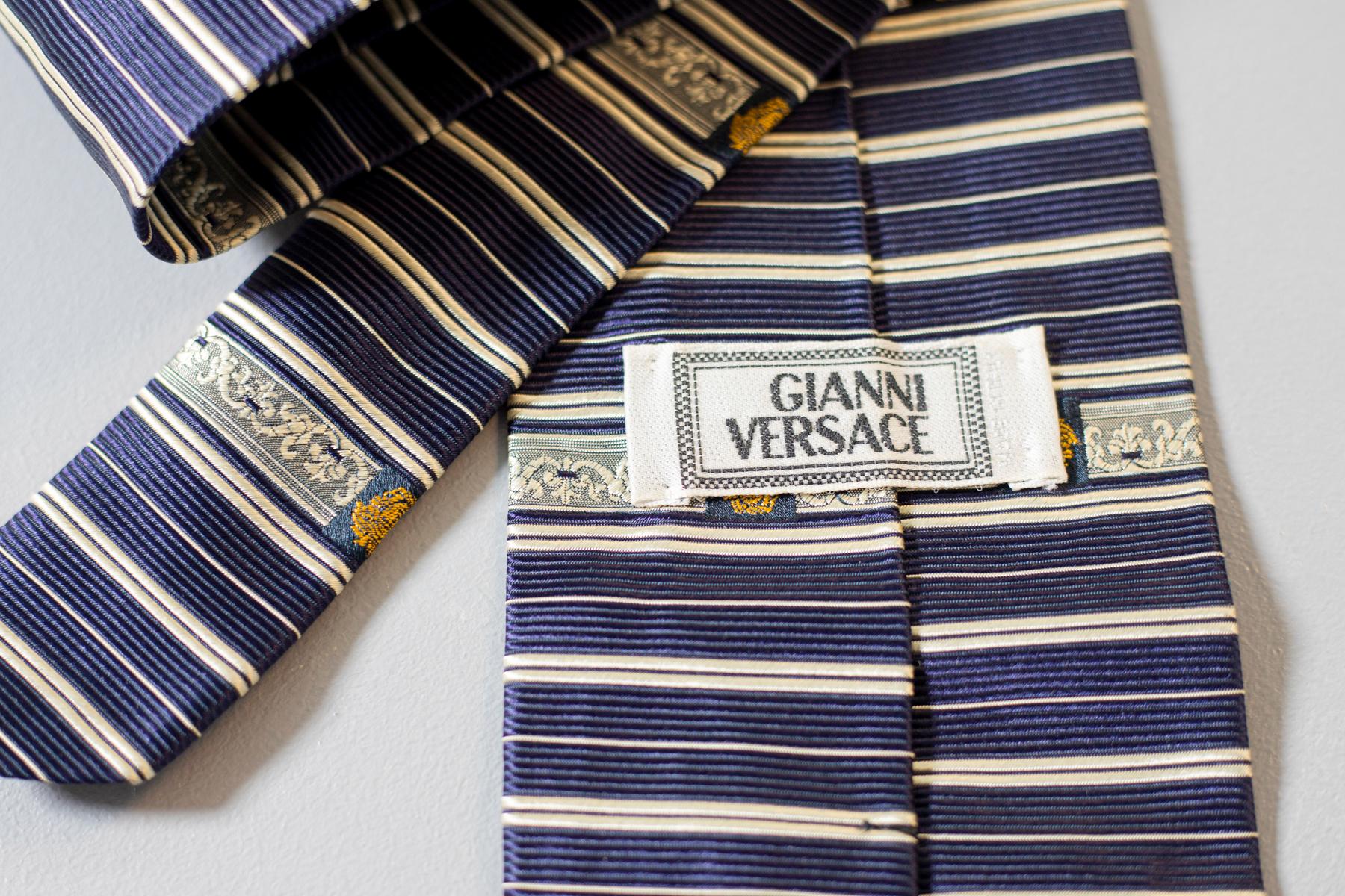 Cravate rayée vintage Gianni Versace entièrement en soie en vente 3