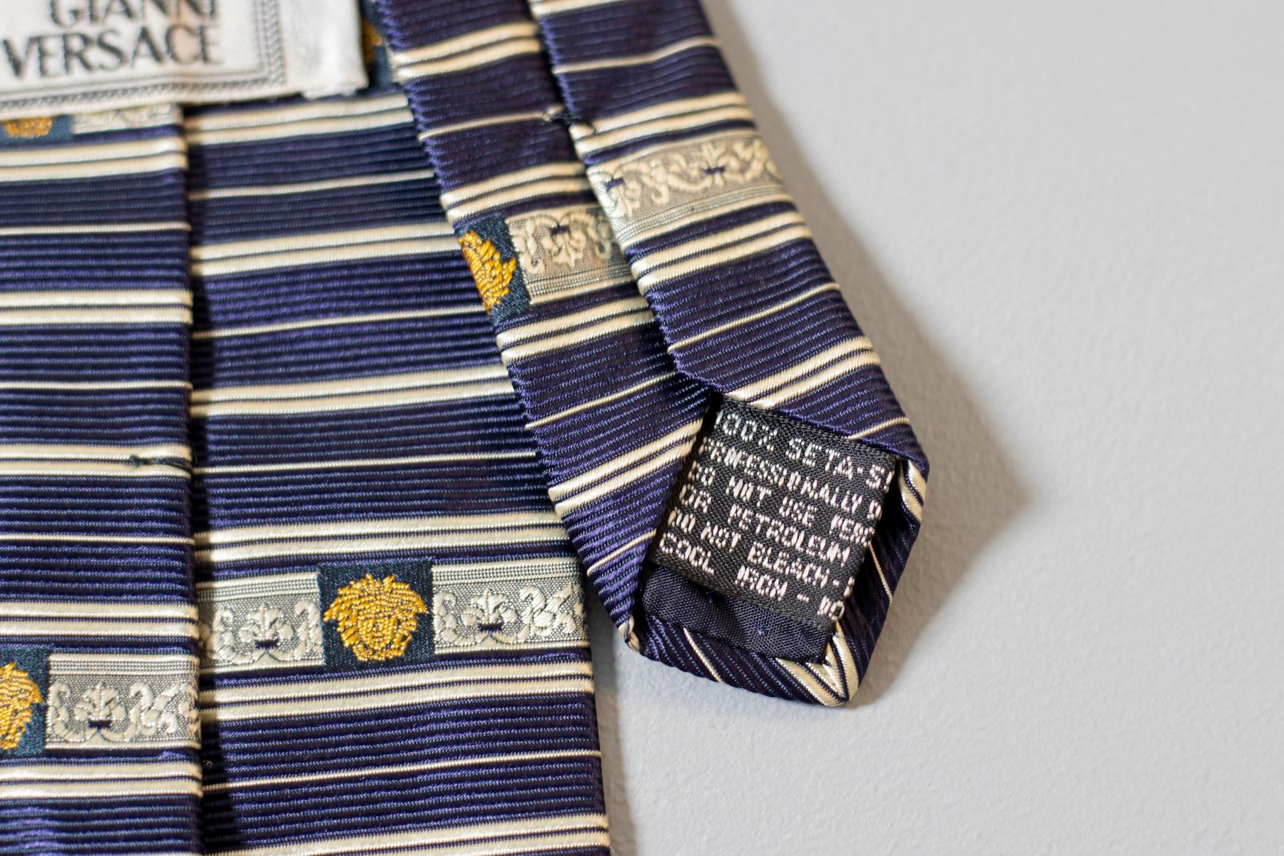Cravate rayée vintage Gianni Versace entièrement en soie en vente 4