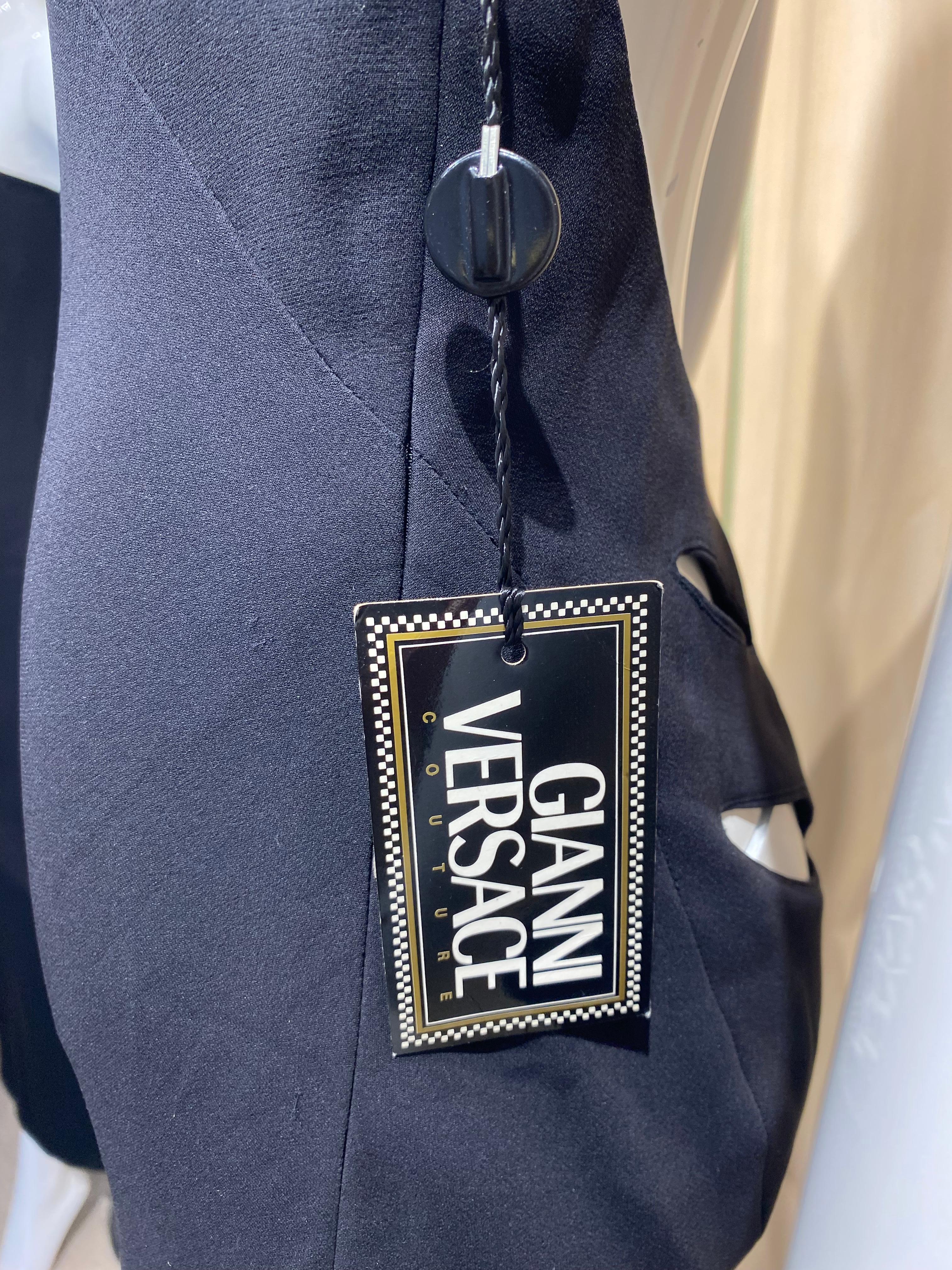 Robe vintage à découpes noire Gianni Versace en vente 3