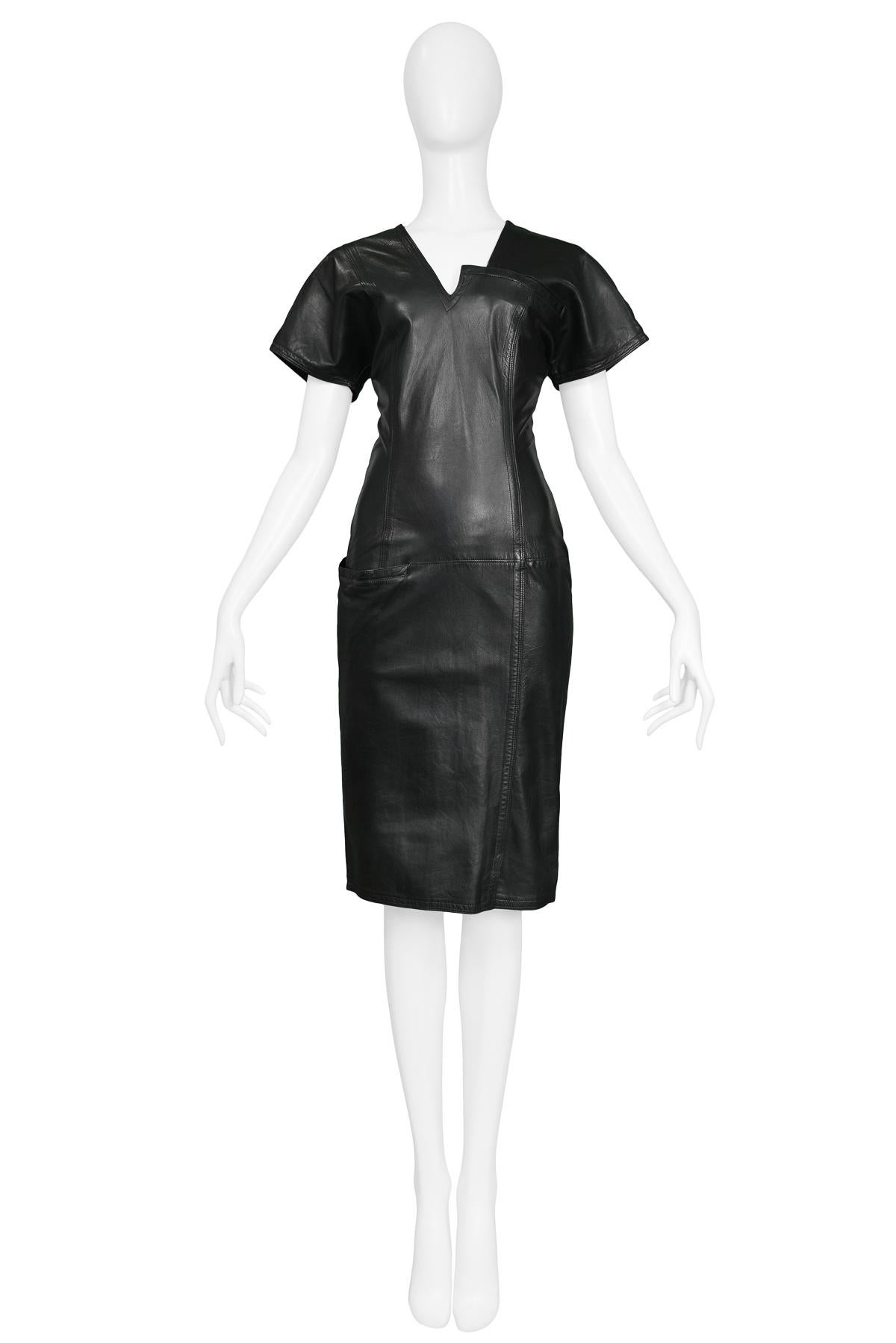 Vintage Gianni Versace black leather dress with interesting neckline detail and hip pouch pocket and back zipper closure. Relaxed easy fit through shoulders and waist.

Excellent Vintage Condition.

Size Medium

Bust 32