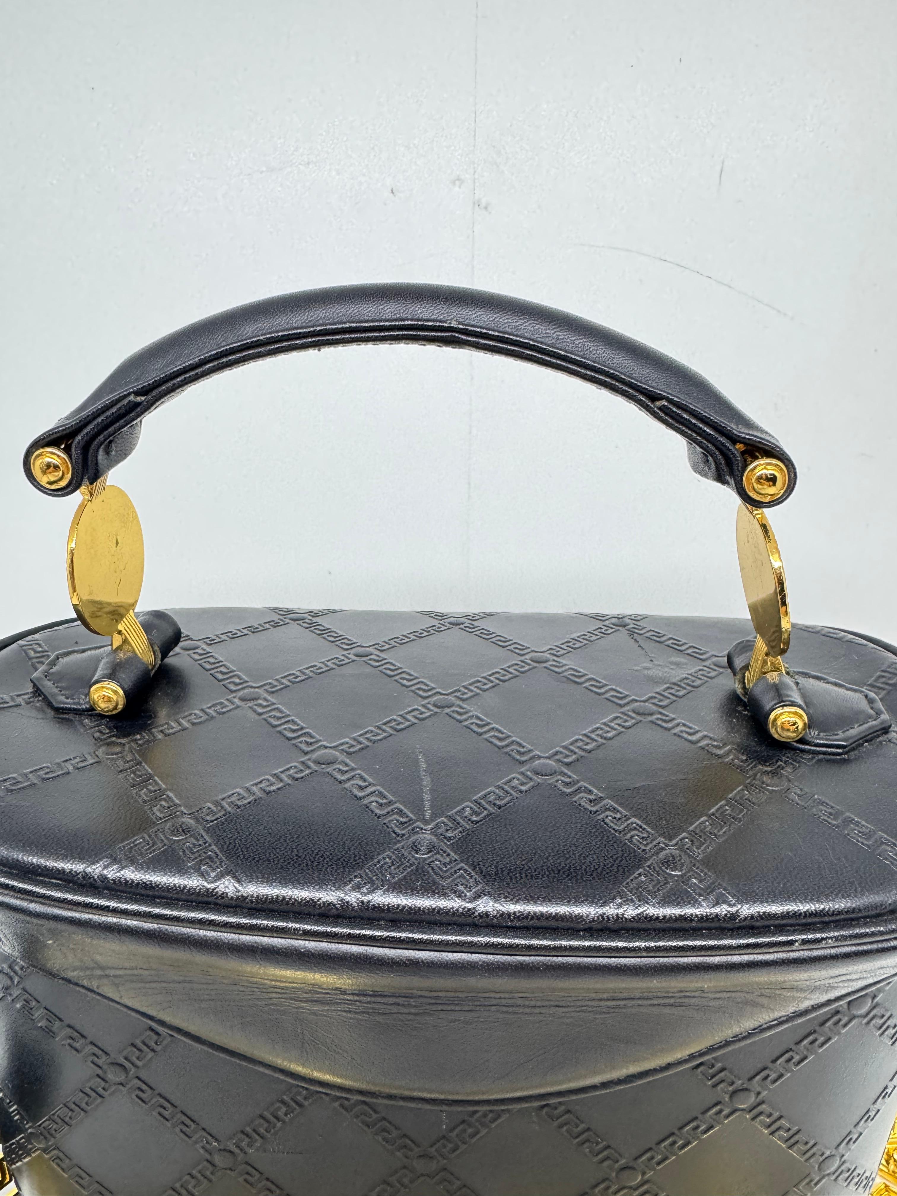 Vintage Gianni Versace Black Leather Embossed Vanity Shoulder Bag In Fair Condition For Sale In Jakarta, Daerah Khusus Ibukota Jakarta