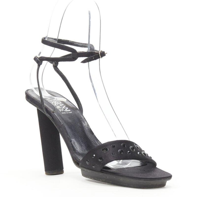 vintage GIANNI VERSACE black satin crystal cone heel sandal EU36.5
Reference: GIYG/A00115
Brand: Gianni Versace
Designer: Gianni Versace
Model: Black satin crystal embellished sandals
Material: Silk
Color: Black
Pattern: Solid
Closure: Ankle