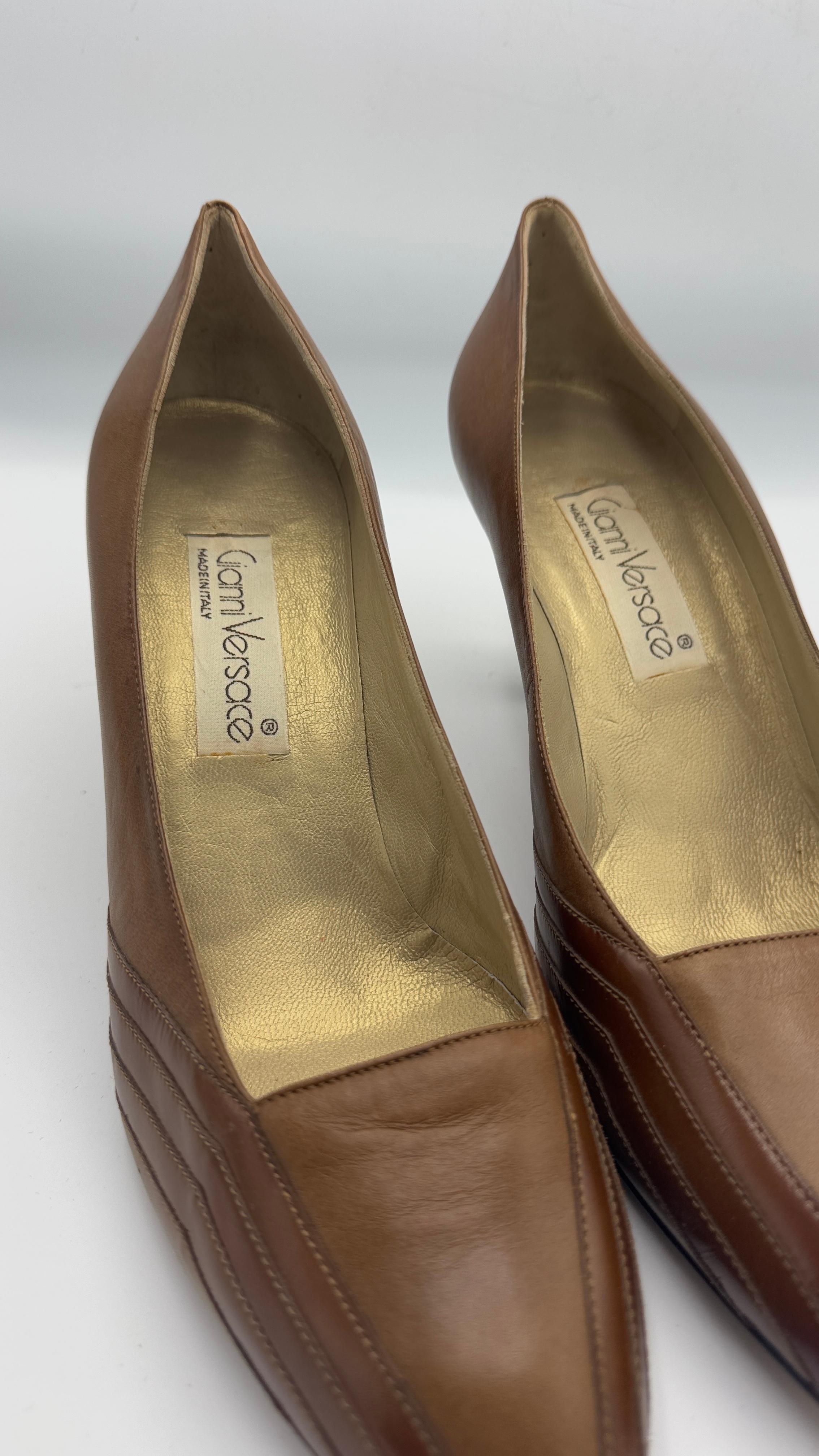 Vintage Gianni Versace Brown Leather Pumps - ¡Sin aranceles, lo pagamos nosotros! en Excelente estado para la venta en Milano, IT