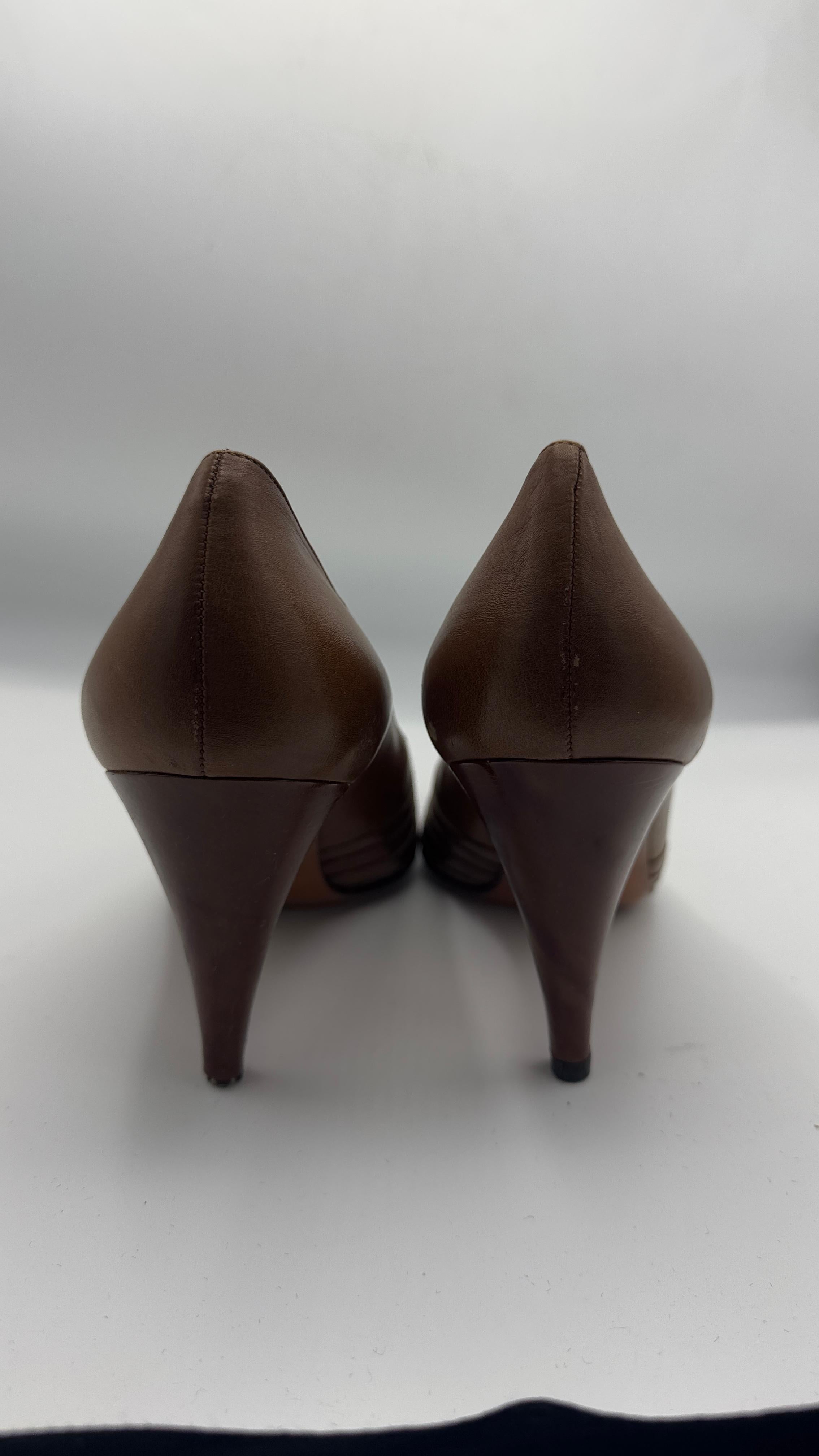 Vintage Gianni Versace Brown Leather Pumps - ¡Sin aranceles, lo pagamos nosotros! en venta 1