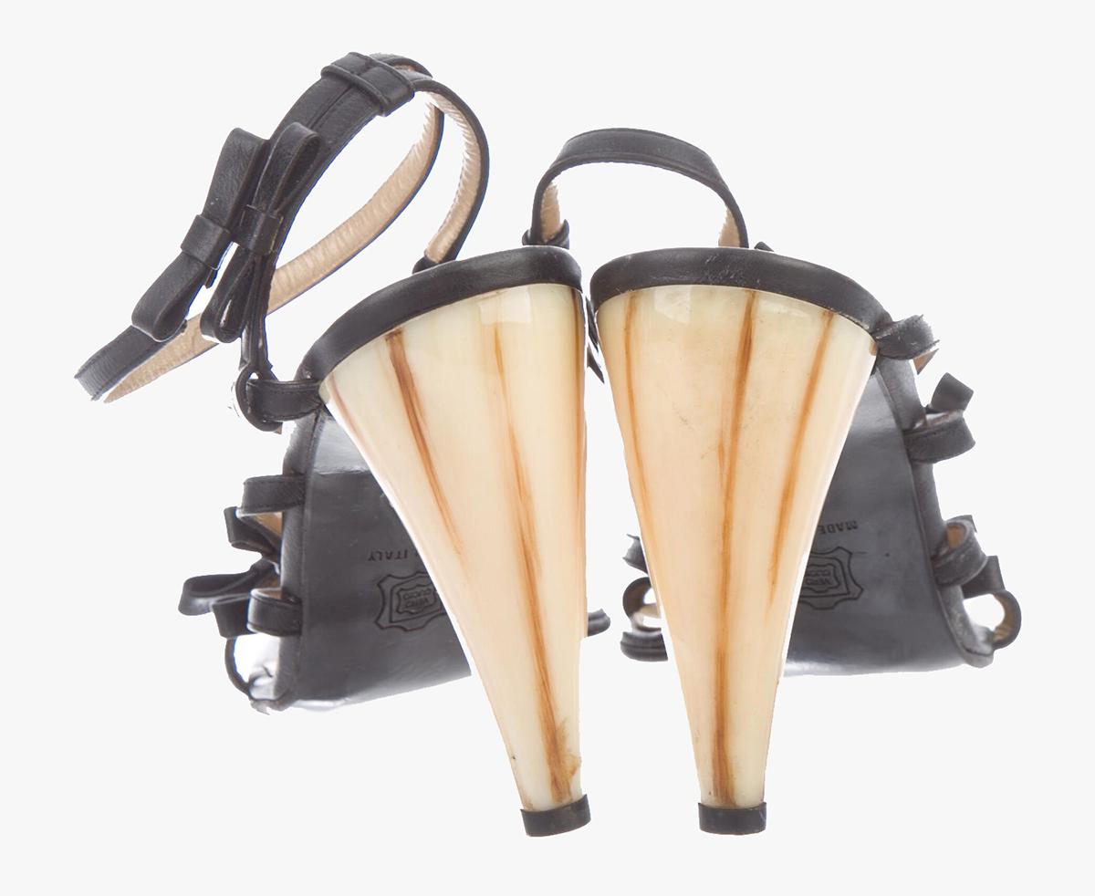 Vintage Gianni Versace Kegelabsatz Sandalen (Grau) im Angebot