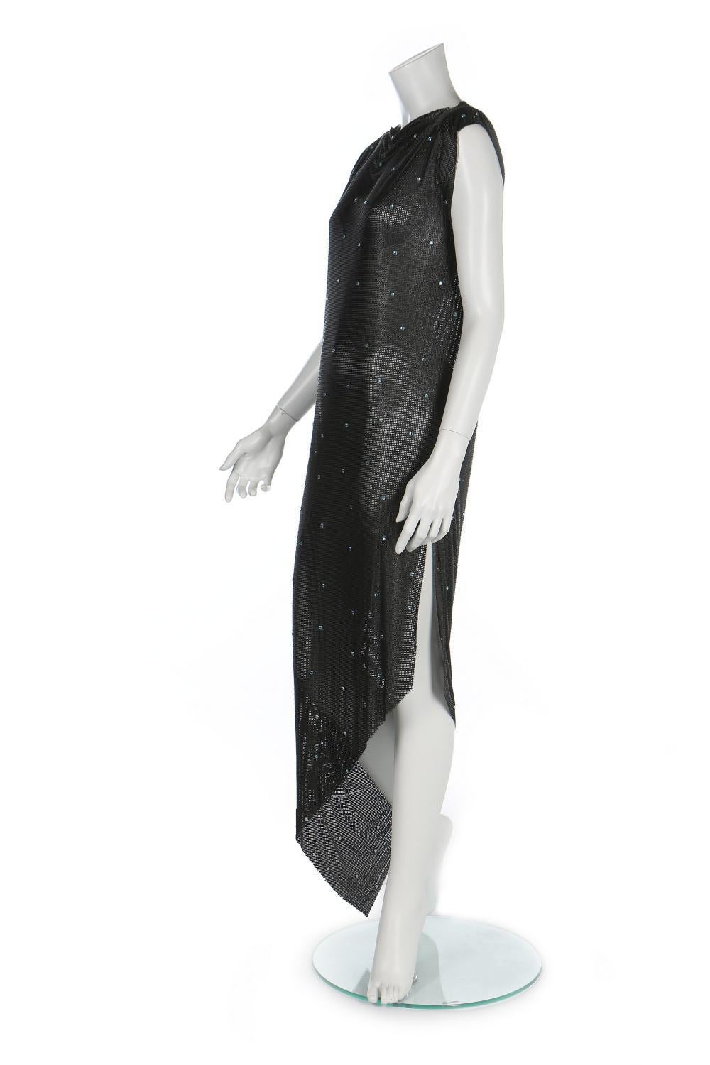 Une ancienne robe en maille orington de Gianni Versace avec cristaux Swarovski
Collection F/W 1983
En 1982, Gianni Versace a conçu un tissu spécial en cotte de mailles qui lui a valu le prix 