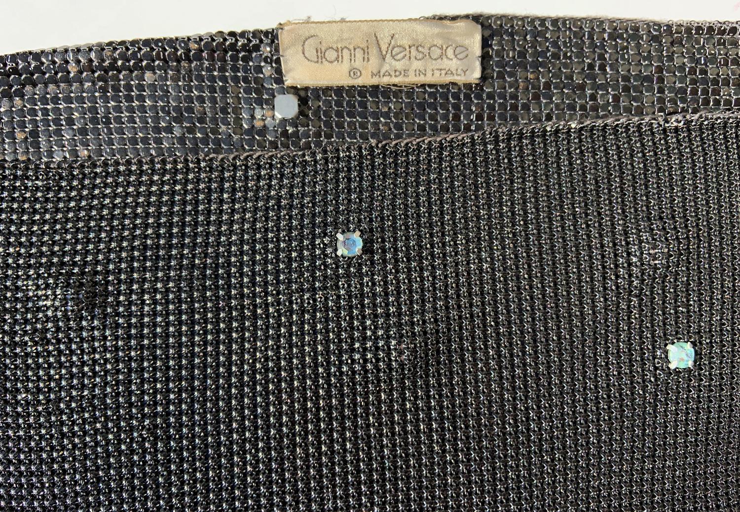 Robe Vintage Gianni Versace F/W 1983 Collection Oroton en maille métallique noire fendue   1