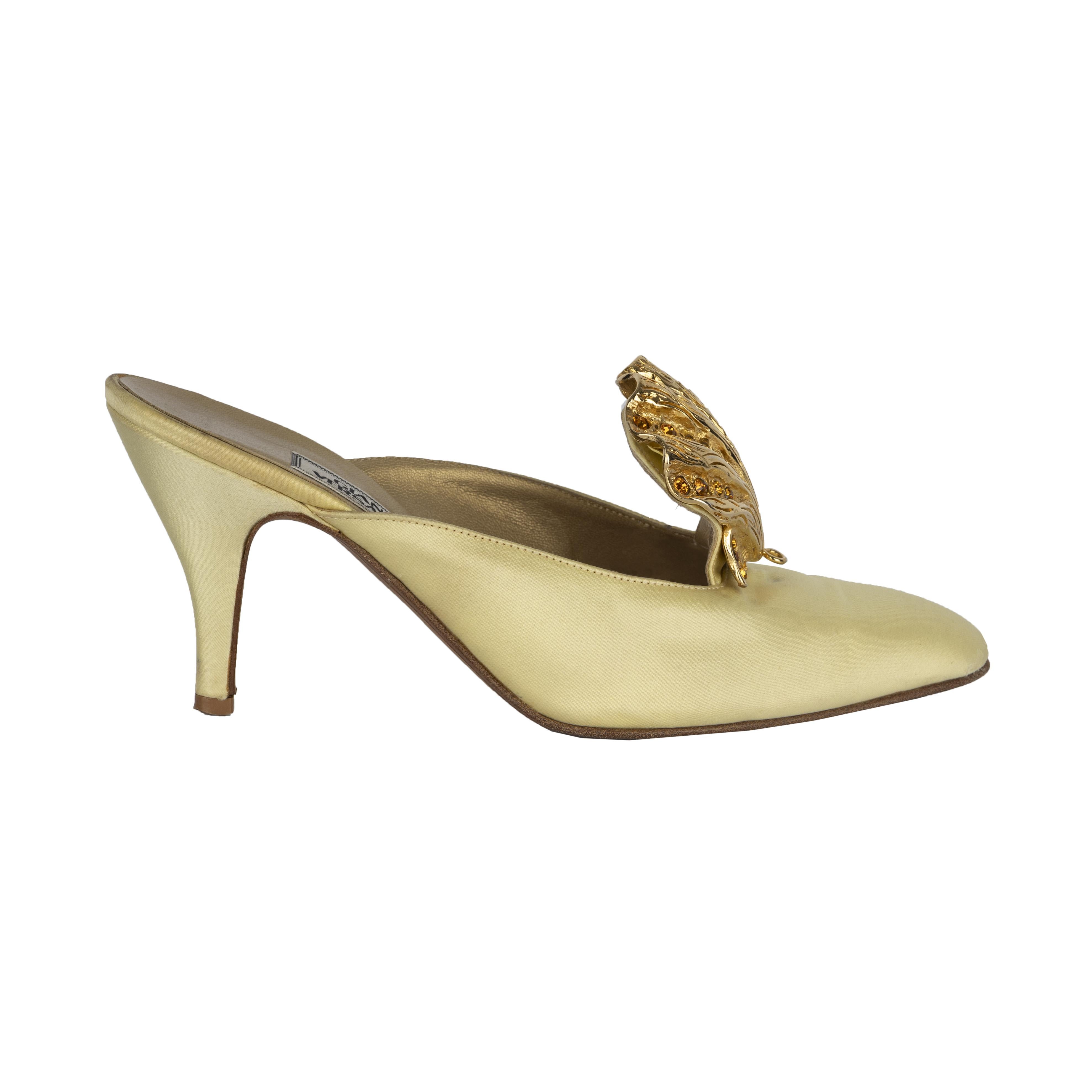 These rare, vintage Gianni Versace Gold Crystal Shell Heels date back to Versace's Spring 1992 collection. Worn by the iconic supermodel Naomi Campbell on ramp, this pair is perfect for elevating your evening ensembles and giving it a touch of