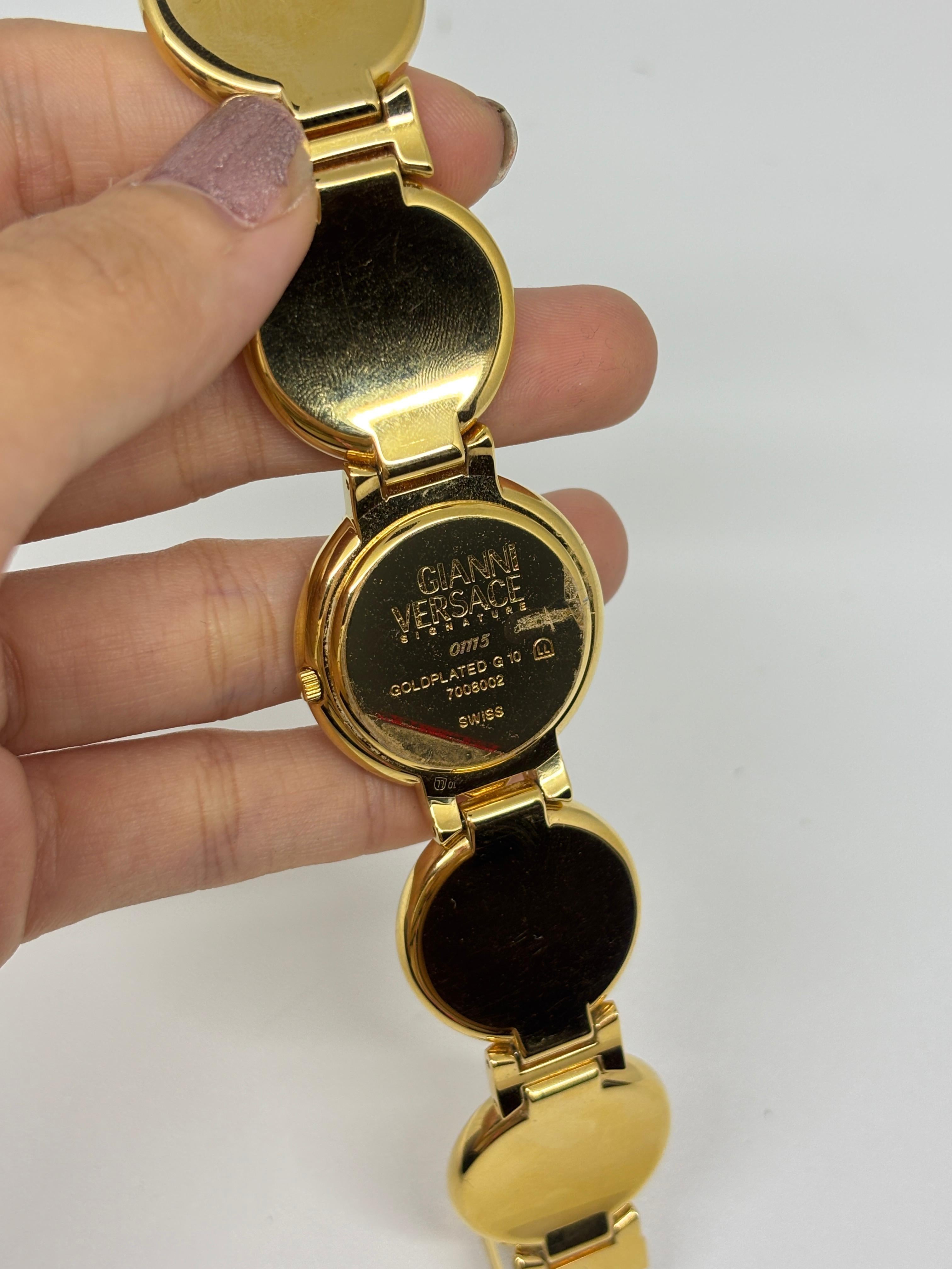 Vintage Gianni Versace Gold Medusa Coin Watch Bon état - En vente à Jakarta, Daerah Khusus Ibukota Jakarta