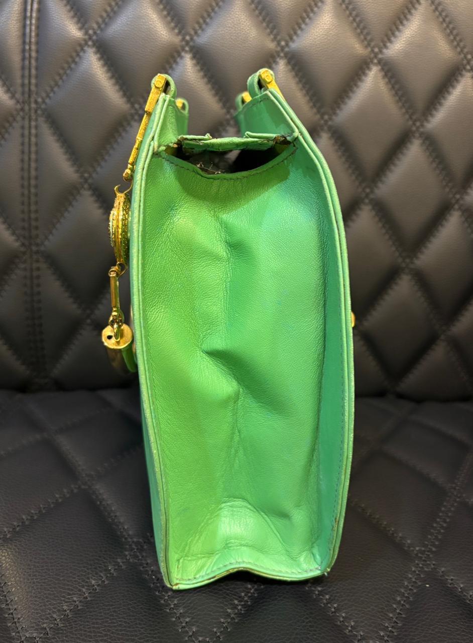 Vintage Gianni Versace Green Leather Medusa Handle Round Tote In Fair Condition For Sale In Jakarta, Daerah Khusus Ibukota Jakarta