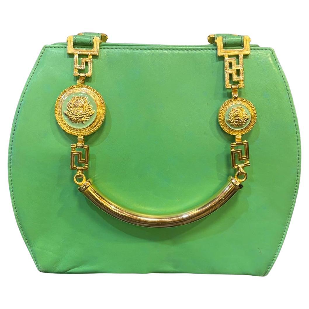 Bolso vintage Gianni Versace de piel verde con asa redonda de Medusa