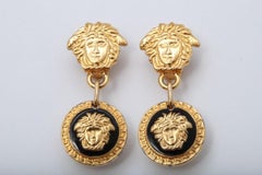 Vintage Gianni Versace Ikonische Medusa-Ohrringe in Schwarz und Gold