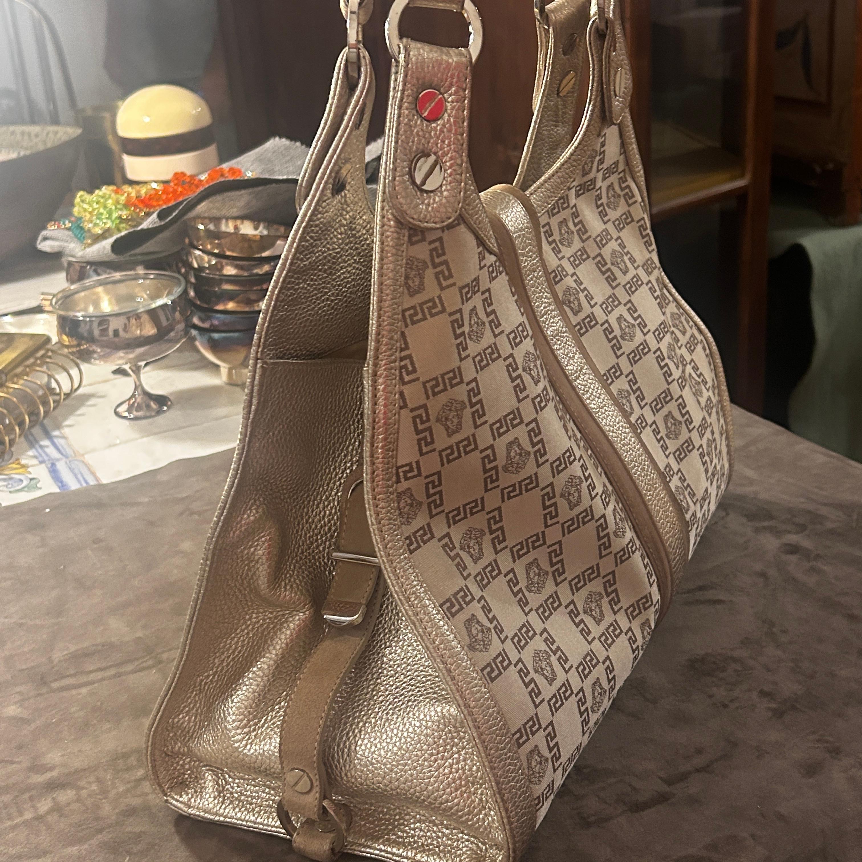 Vintage Gianni Versace Metallic Medusa Monogram White Shoulder Bag In Good Condition For Sale In Aci Castello, IT