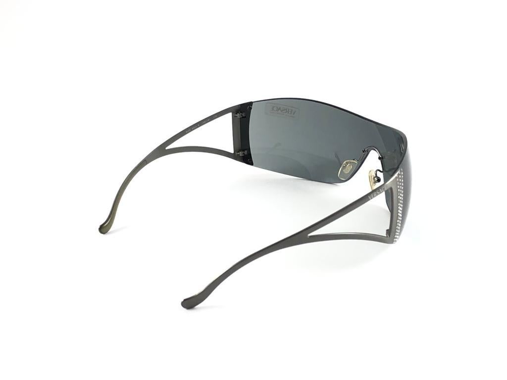 Vintage Gianni Versace Mod 2034 Rimless Shield Sunglasses 1990's Italy Y2K For Sale 2