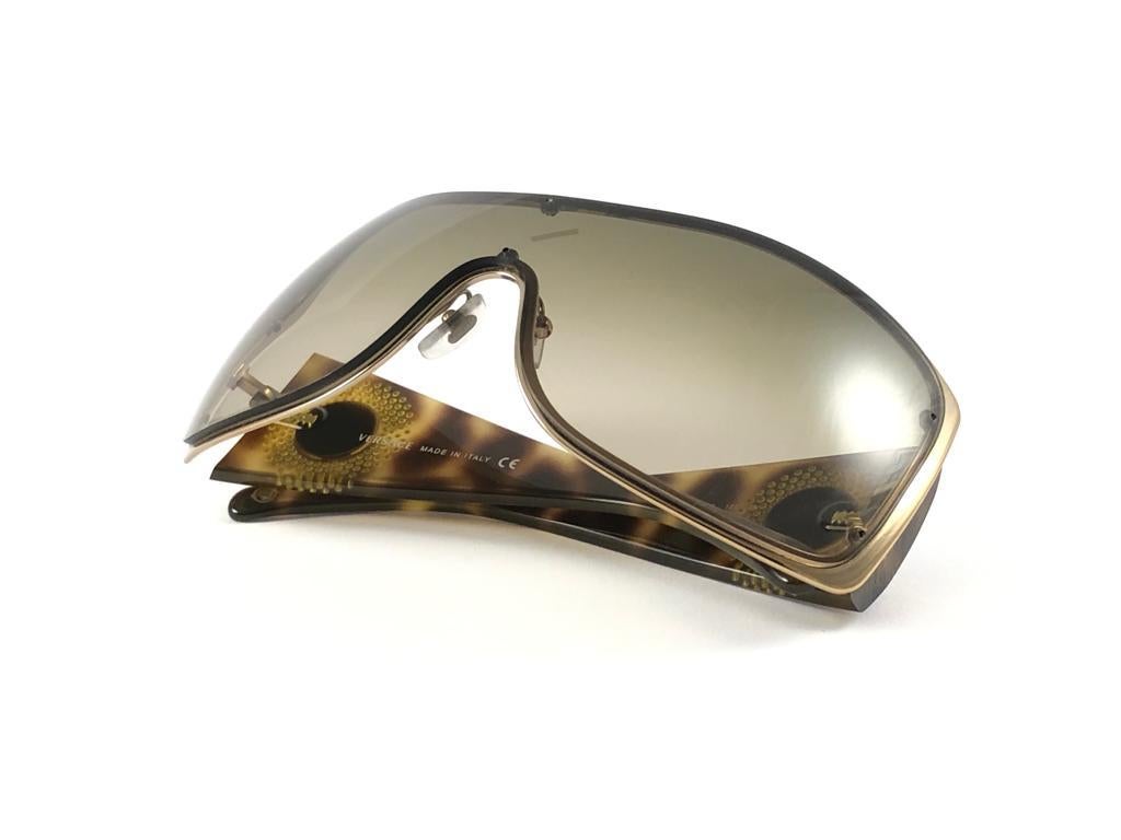 Vintage Gianni Versace Mod 2082B Overzised Shield Sunglasses 90's Italy Y2K For Sale 2