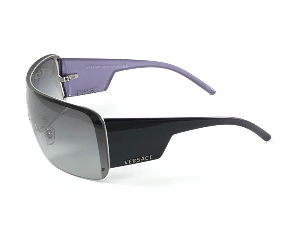 Vintage Gianni Versace Mod 2091B Half Frame Shield Sunglasses 90's Italy Y2K For Sale 2