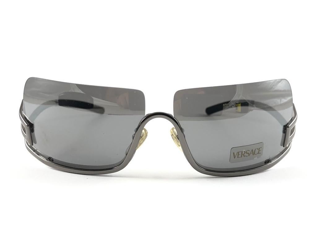 Vintage Gianni Versace Half Frame Metallic Grey with Medium Grey lenses.
New, Never worn.
It May Show So Minor Sign Of Wear Due To more Than 20 Years Of Storage.
Made in italy.


Front.                        13.5 cms
Lens Hight                    4