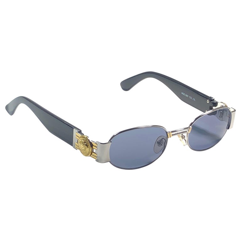Fobie Lastig Leonardoda Vintage Gianni Versace Mod S80 Oval Small Sunglasses 1990's Made in Italy  at 1stDibs | vintage versace sunglasses, gianni versace sunglasses, versace  vintage sunglasses