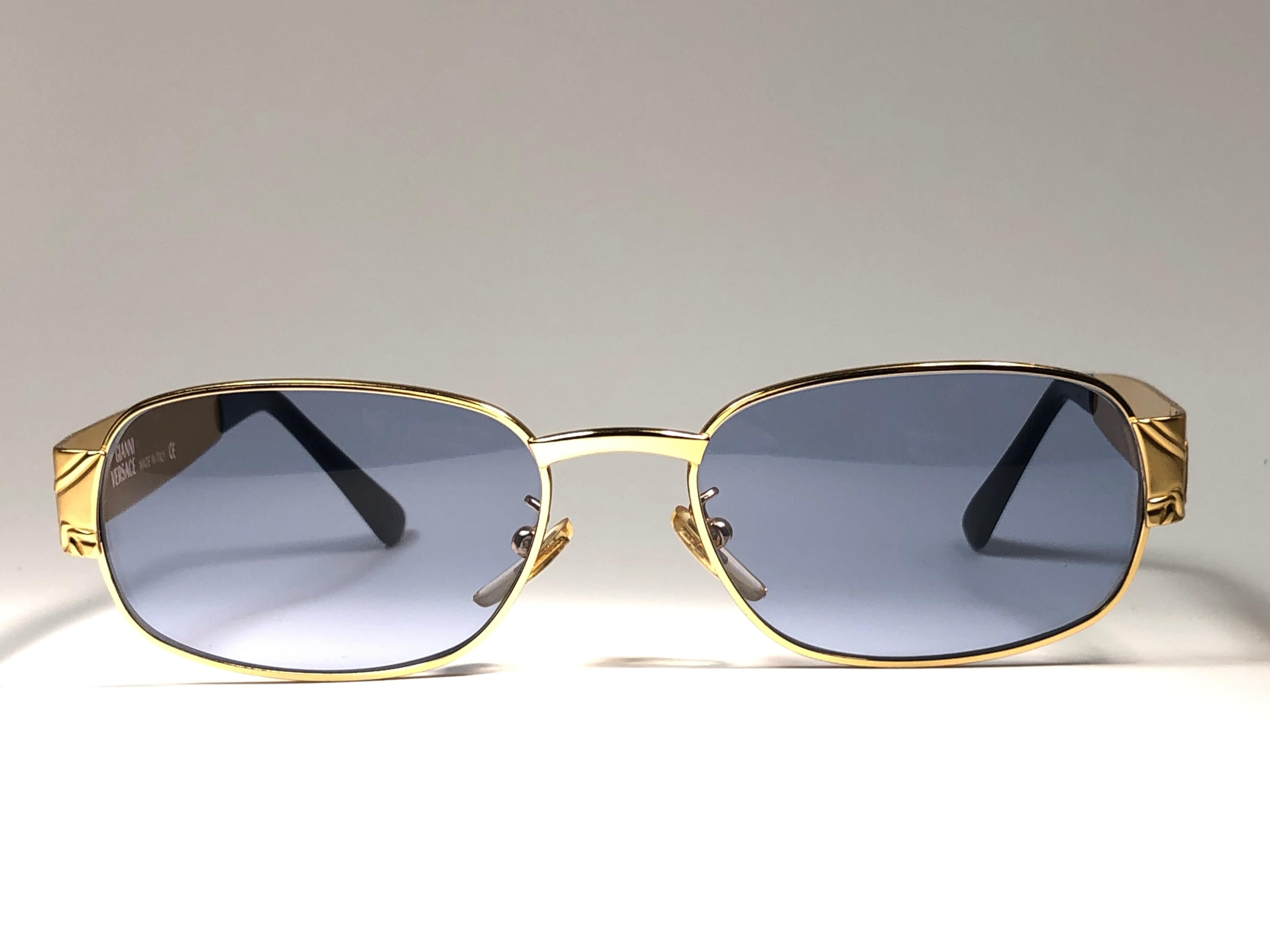 Vintage Gianni Versace Mod X 06 Oval Small Sunglasses 1990's Made in Italy In Excellent Condition In Baleares, Baleares