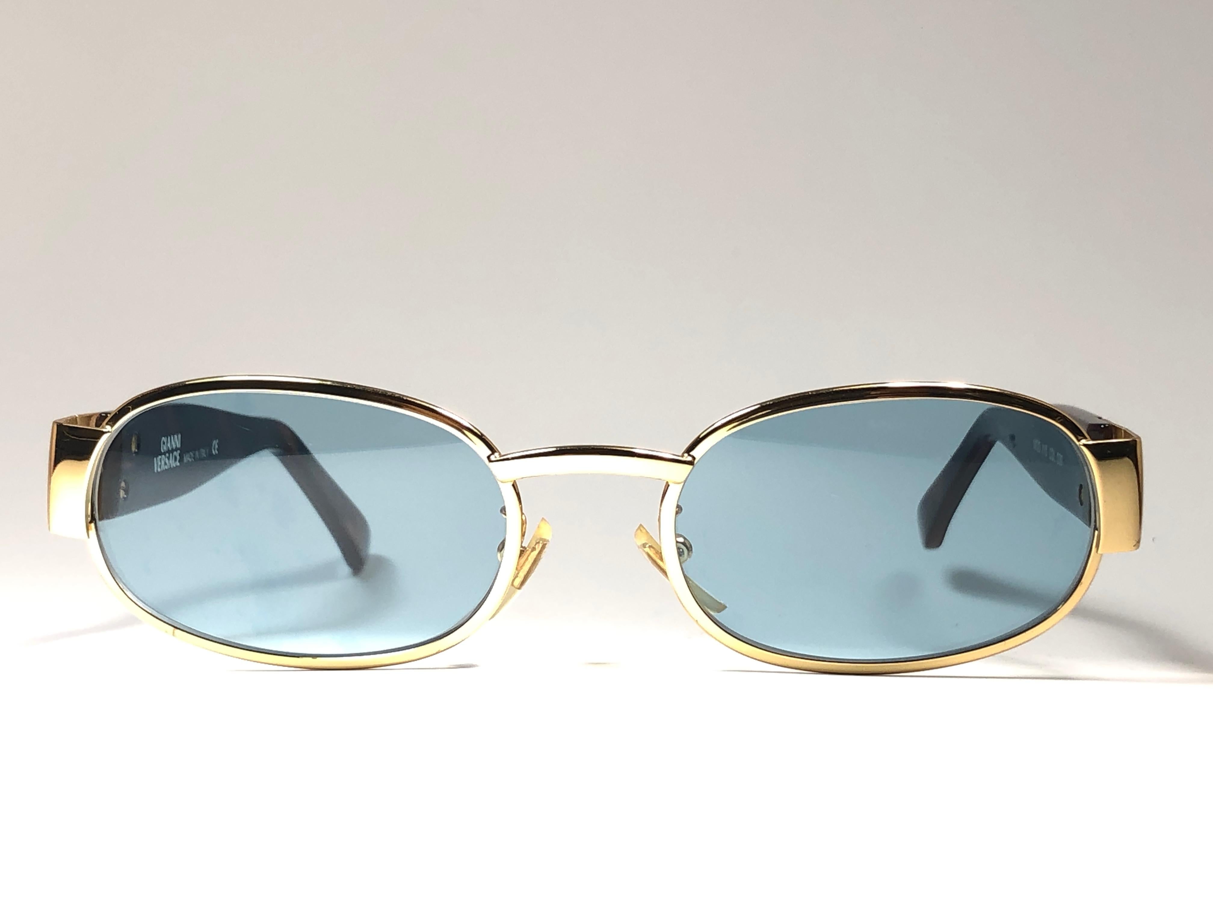 Vintage Gianni Versace small gold frame with blue lenses.


This pair show minor sign of wear due to storage.

Made in italy.
