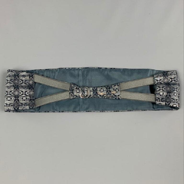 Vintage GIANNI VERSACE cummerbund comes in a navy & silver baroque silk featuring a buckle closure. Made in Italy.
Good
Pre-Owned Condition. 

Measurements: 
  Width: 4.25 inches  Length: 35.5 inches 
  
  
 
Reference: 115779
Category: