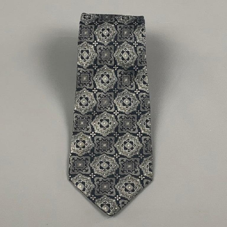 Vintage GIANNI VERSACE necktie comes in a navy & silver baroque silk. Made in Italy.
Good
Pre-Owned Condition. Light marks at bottom. 

Measurements: 
  Width: 3 inches 
  
  
 
Reference: 115780
Category: Tie
More Details
    
Brand:  GIANNI