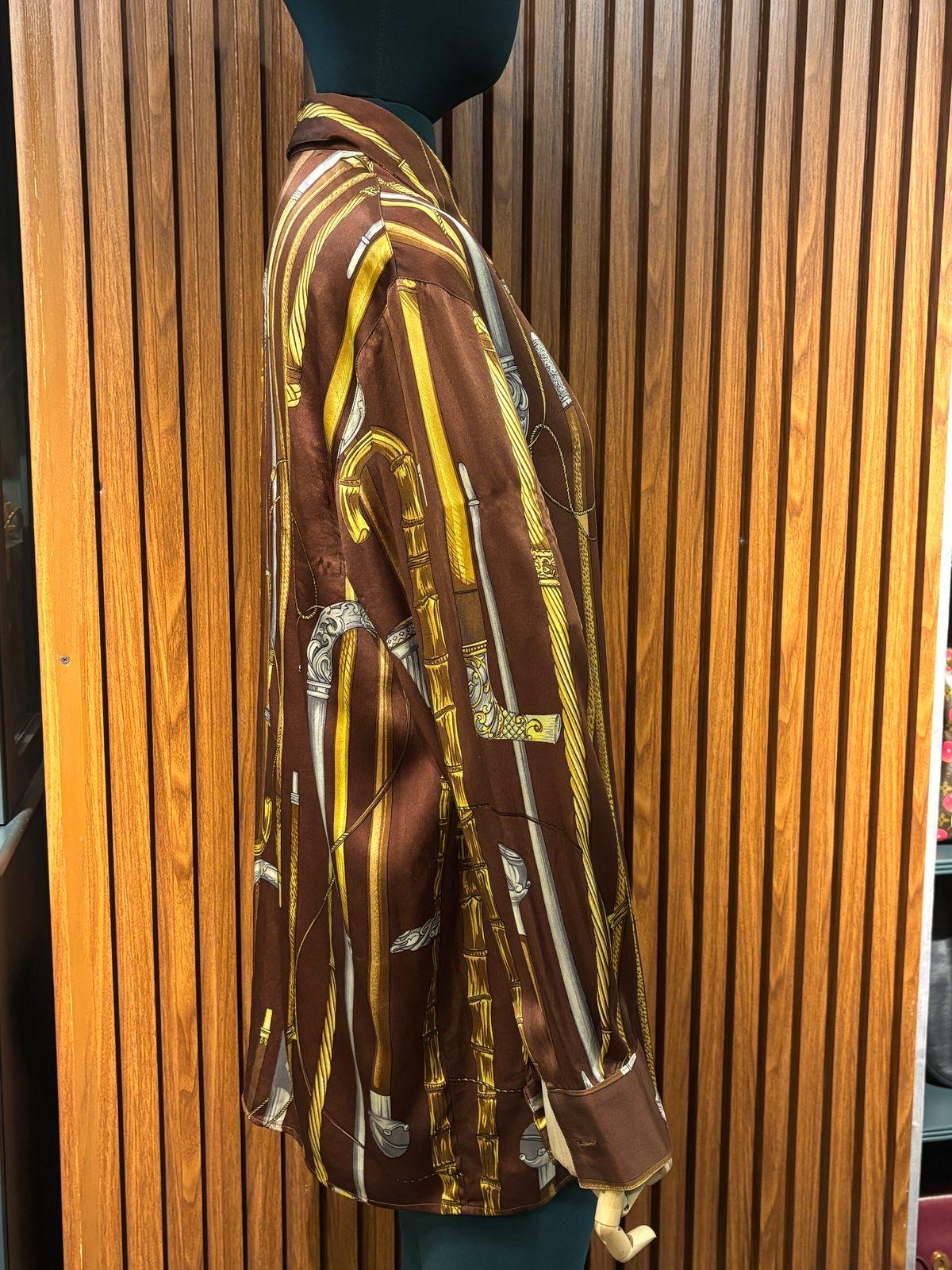 Vintage Gianni Versace Printed Brown Silk Shirt In Good Condition For Sale In Jakarta, Daerah Khusus Ibukota Jakarta