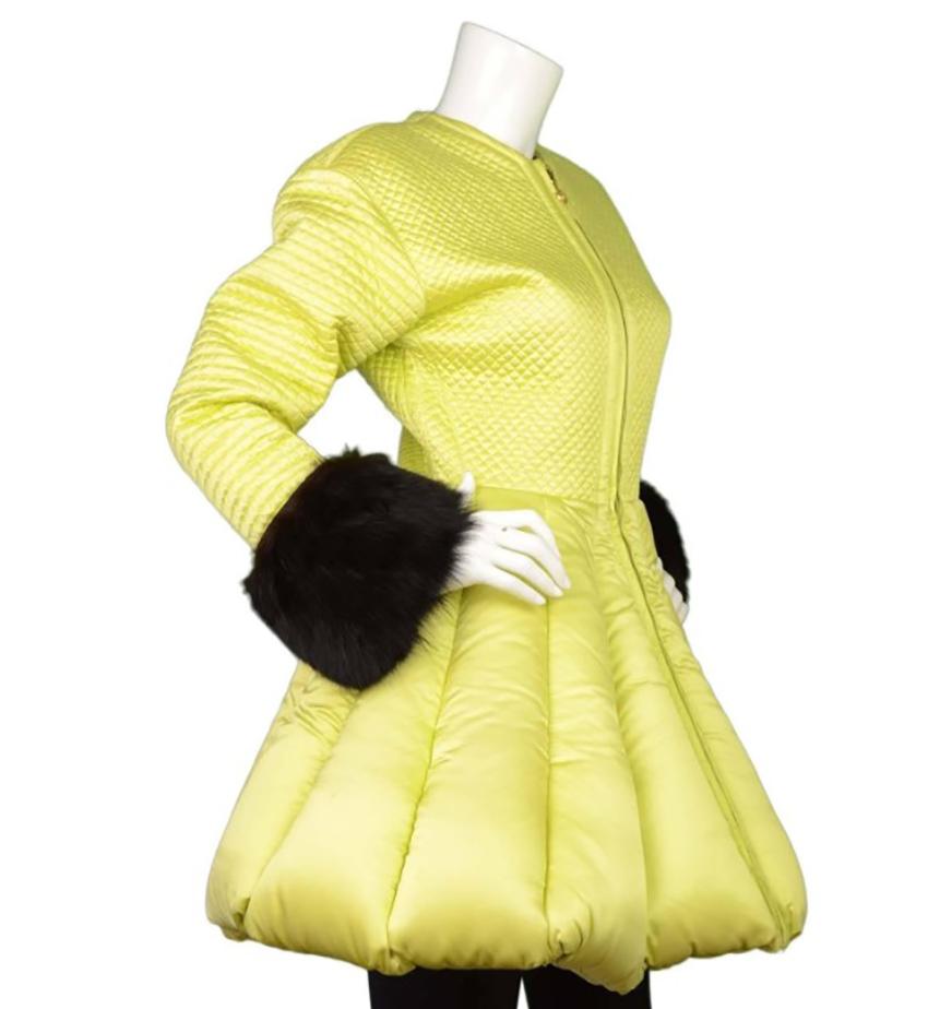VINTAGE GIANNI VERSACE QUILTED LIME PUFFER COAT with FUR Sz M In Good Condition In Montgomery, TX