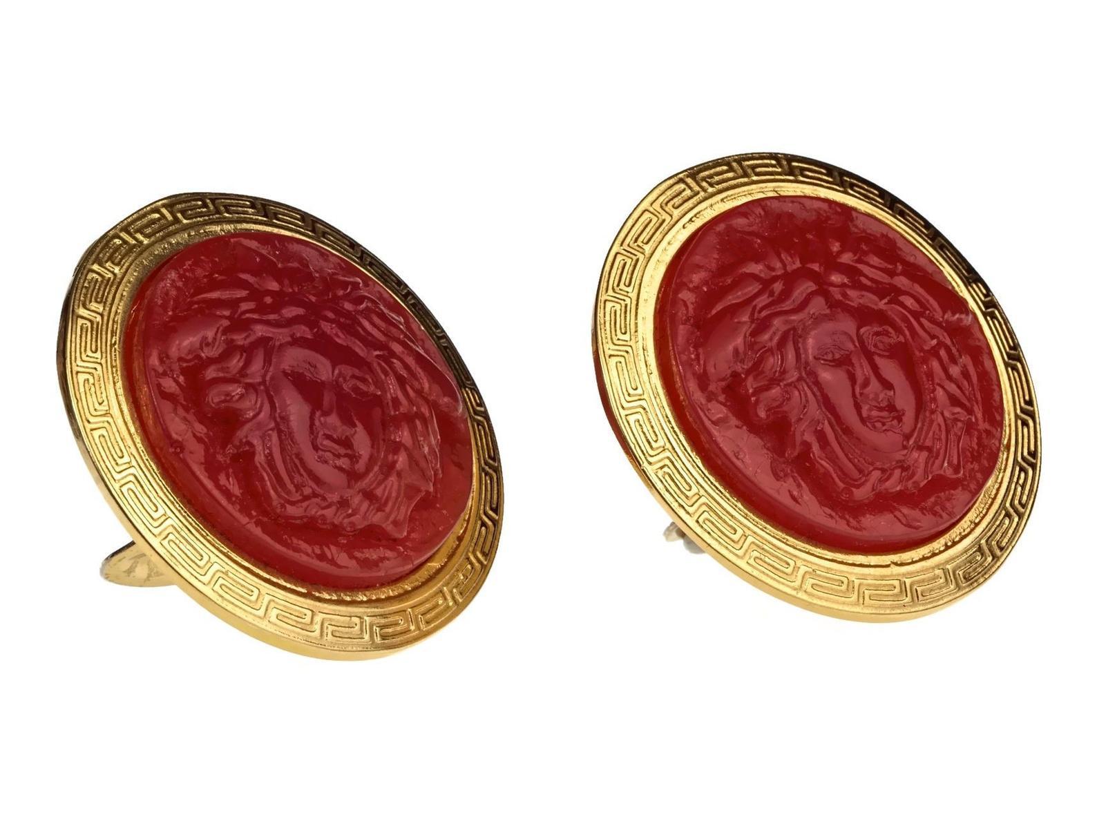 Vintage GIANNI VERSACE Red Medusa Greek Keys Medallion Disc Earrings In Excellent Condition For Sale In Kingersheim, Alsace