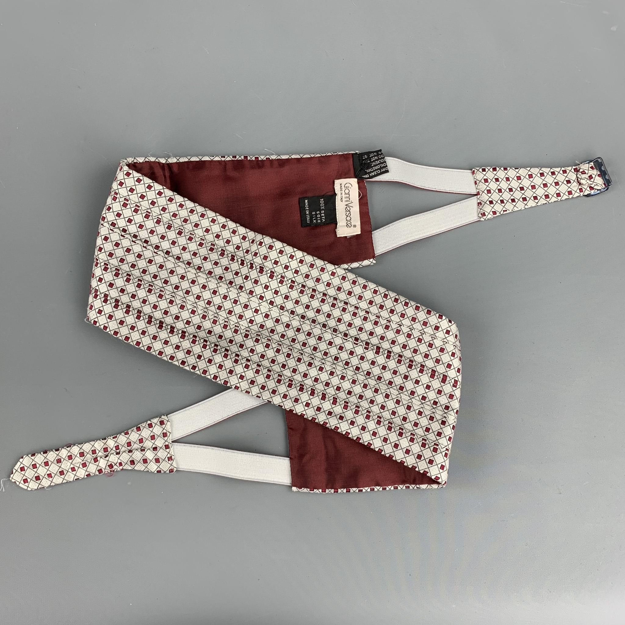Vintage GIANNI VERSACE cummerbund comes in a silver & burgundy woven silk featuring a buckle closure and includes a matching bow tie. Made in Italy.

Excellent Pre-Owned Condition.

Measurements:

Width: 4 in. 
Length: 39 in. 