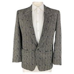 Manteau de sport vintage Gianni Versace à revers en losange noir et blanc et bleu avec revers clouté, taille 44