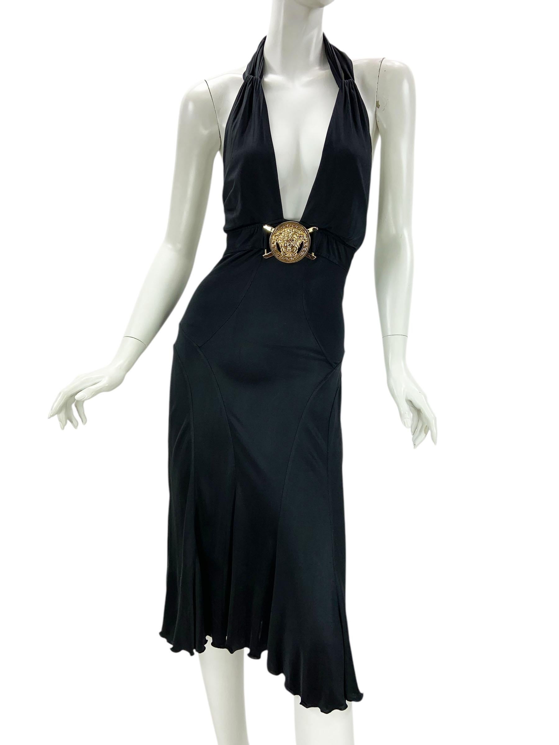 Vintage Gianni Versace Plunging Halter Medusa Open Back Black Dress
Un rêve de collectionneur et une pièce d'exception.
Vu sur le podium lors de la collection SS 2005 de Versace.
Taille italienne 44 - US 10 ( vous pouvez lire les mesures ci-dessous