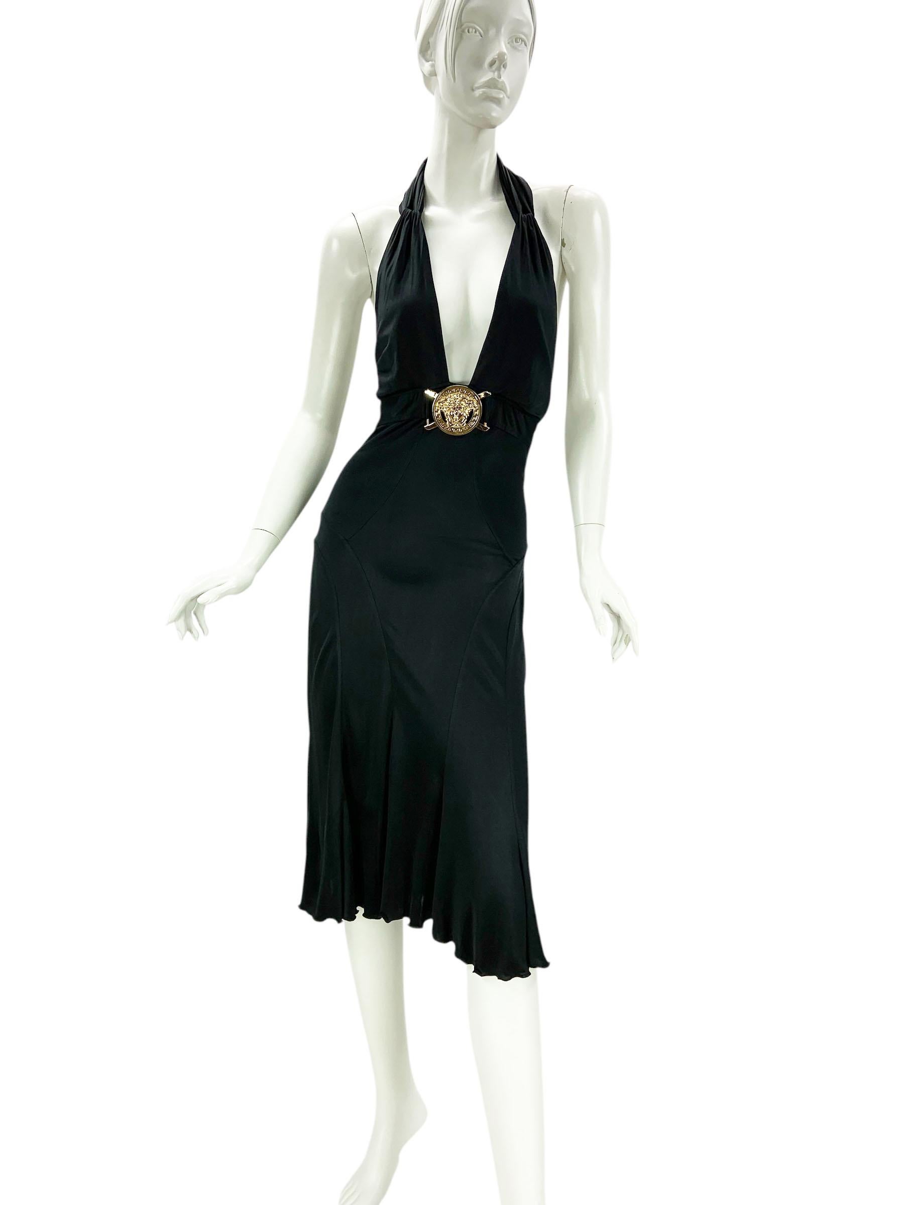 Gris Robe Medusa vintage Gianni Versace défilé printemps-été 2005 avec décolleté plongeant et dos nu doré 44 US 10 en vente