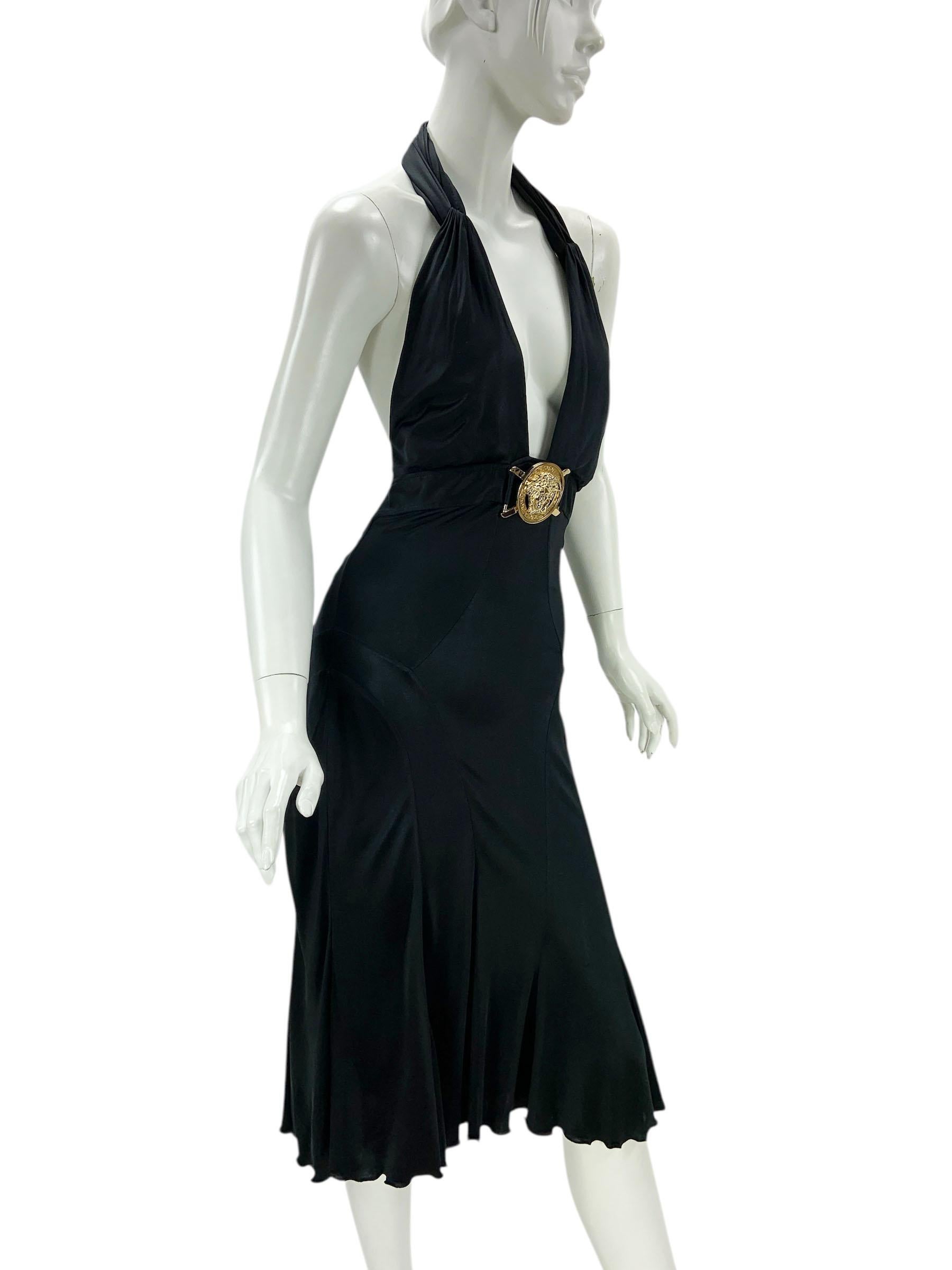 Robe Medusa vintage Gianni Versace défilé printemps-été 2005 avec décolleté plongeant et dos nu doré 44 US 10 Excellent état - En vente à Montgomery, TX