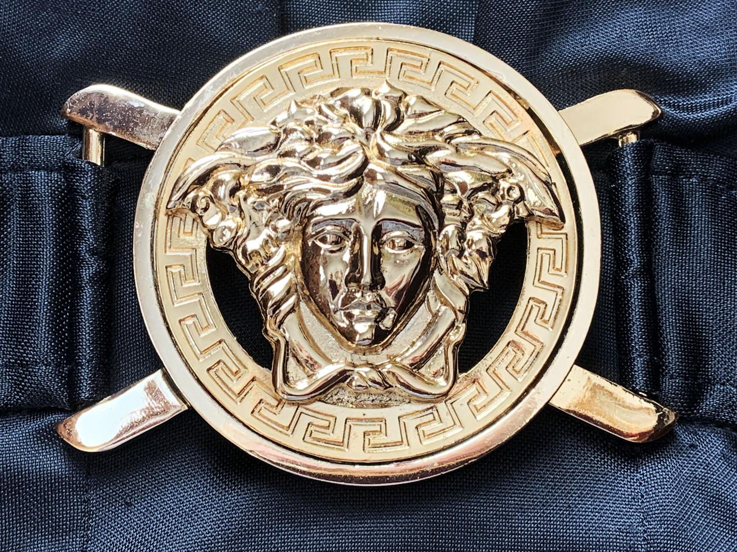 Robe Medusa vintage Gianni Versace défilé printemps-été 2005 avec décolleté plongeant et dos nu doré 44 US 10 en vente 4