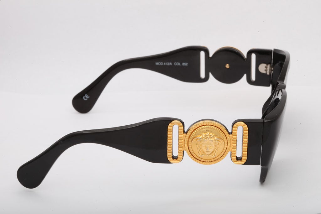 Vintage Gianni Versace Sunglasses Mod 413/A In Excellent Condition For Sale In Chicago, IL