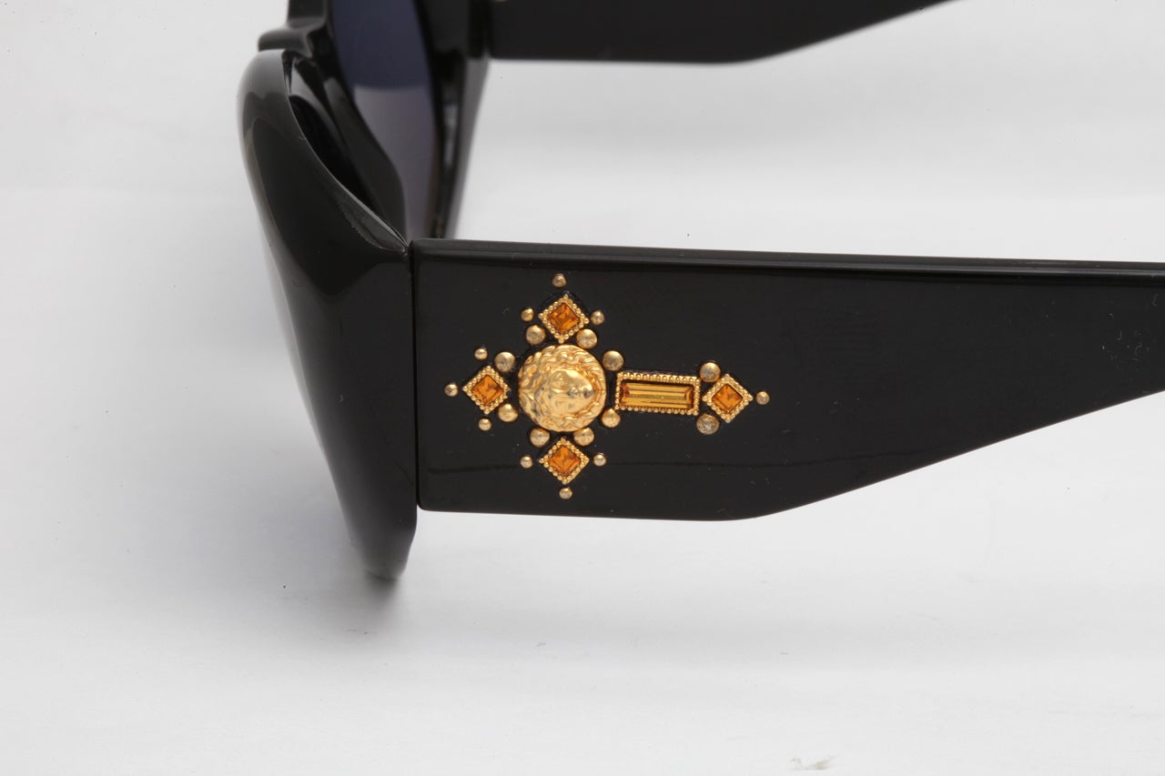 Vintage Gianni Versace Sunglasses Mod 4v4/C Col 852  In Excellent Condition For Sale In Chicago, IL