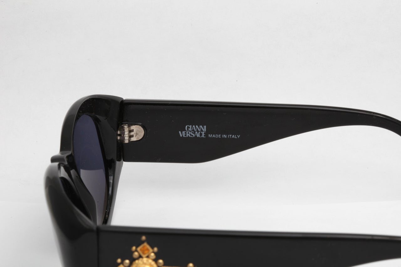 Women's or Men's Vintage Gianni Versace Sunglasses Mod 4v4/C Col 852  For Sale