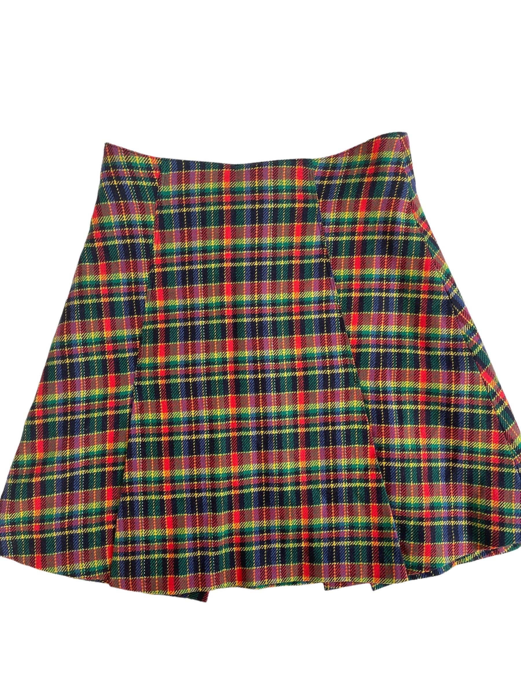 90s Gianni Versace Vintage Tartan Wool Mini Skirt 
Perfect for spring. 


IT 28/42
Our fit estimate: U.K. 8 


Tiny repair on front as pictured not able to be seen unless up very close
