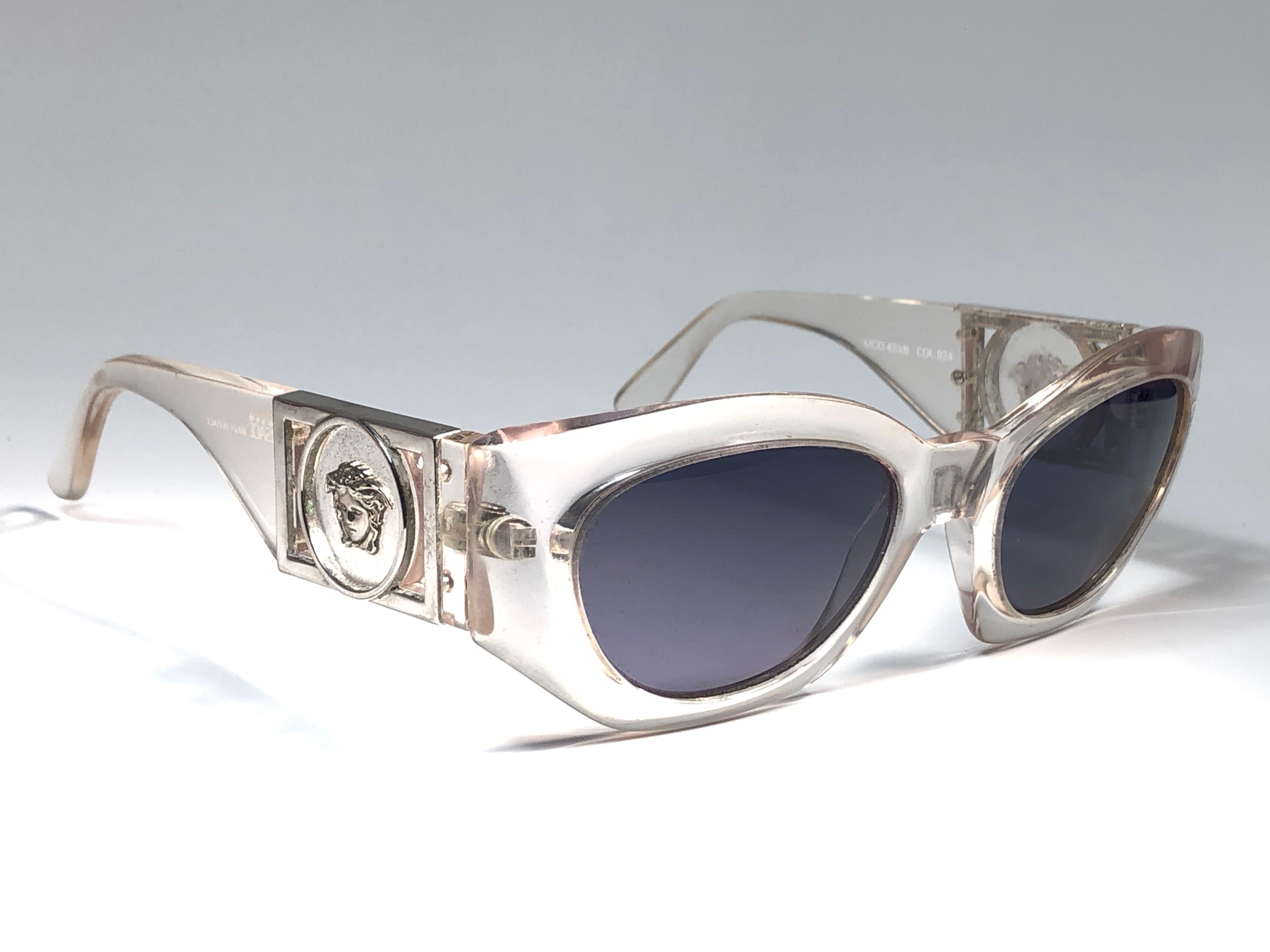 Vintage Gianni Versace Transluzente 420B Vintage-Sonnenbrille 1990er Made in Italy (Grau) im Angebot