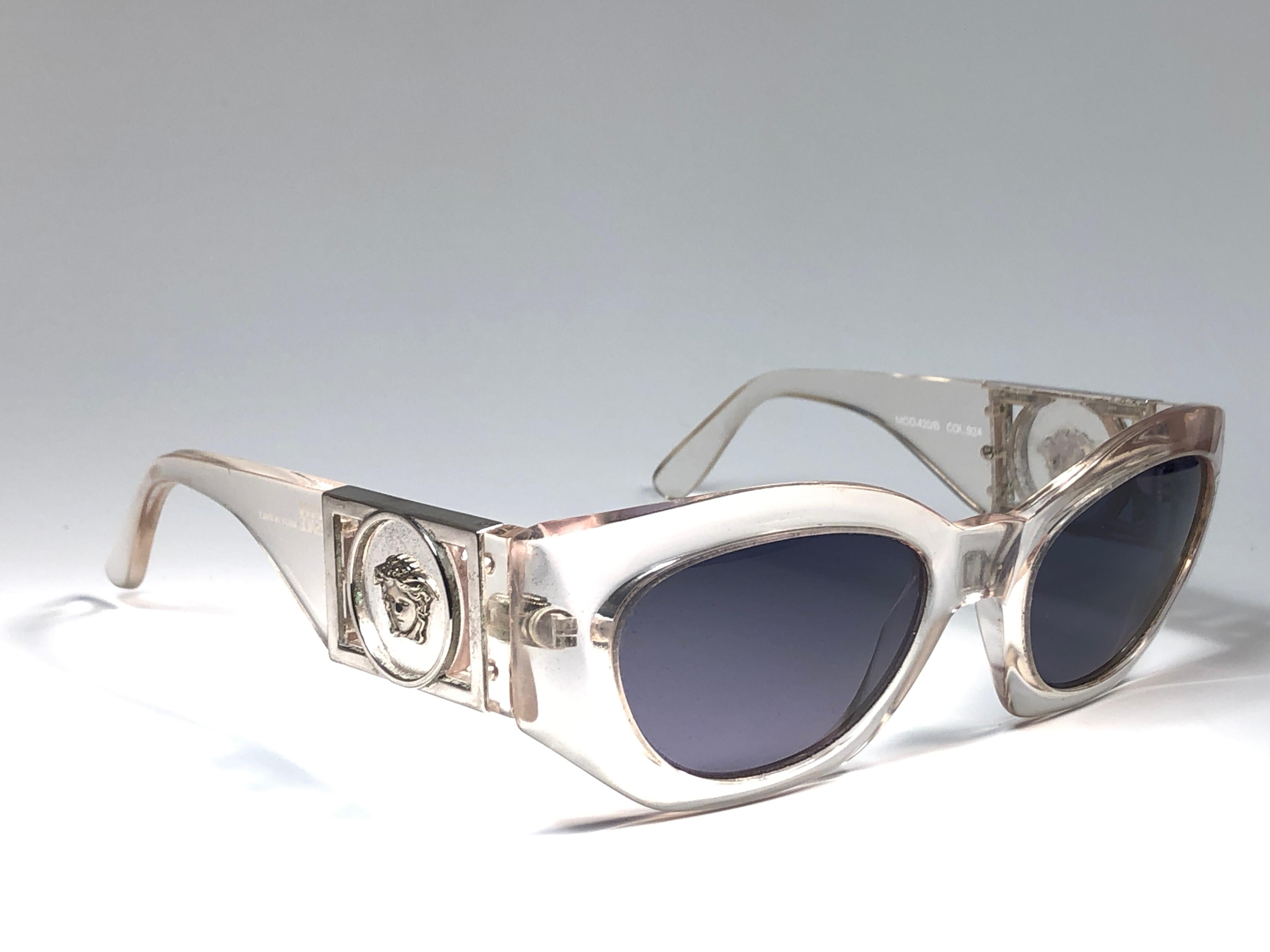 Vintage Gianni Versace Transluzente 420B Vintage-Sonnenbrille 1990er Made in Italy für Damen oder Herren im Angebot