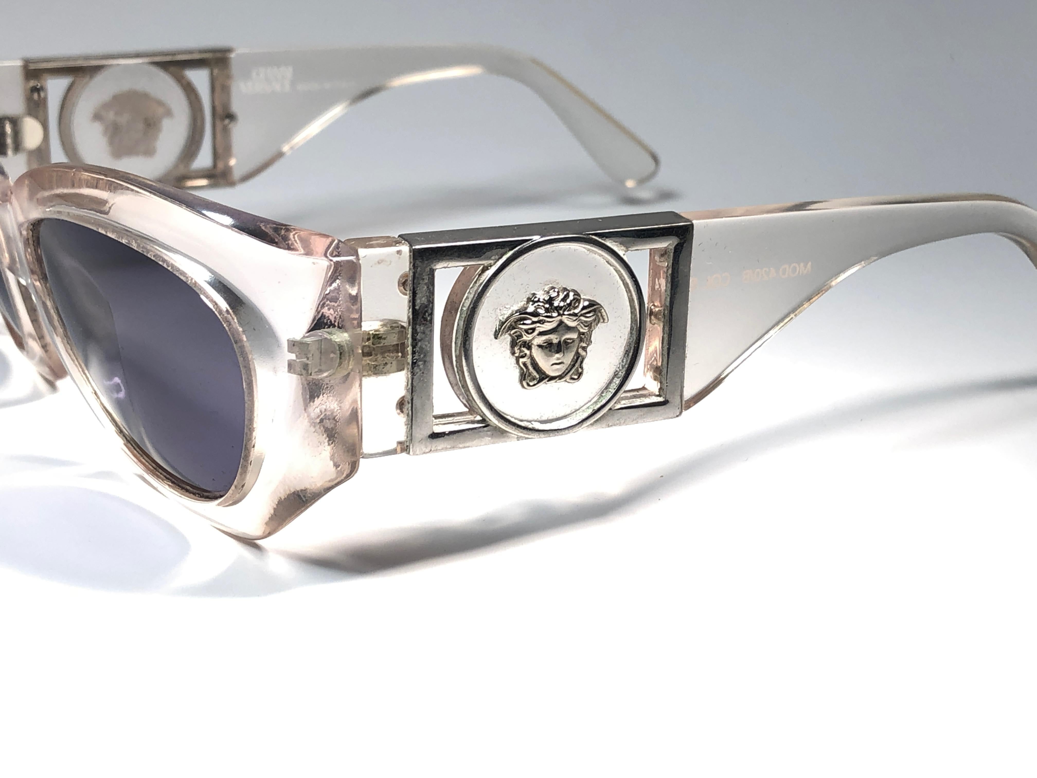 Gianni Versace - Lunettes de soleil vintage translucides 420B, fabriquées en Italie, années 1990 en vente 2