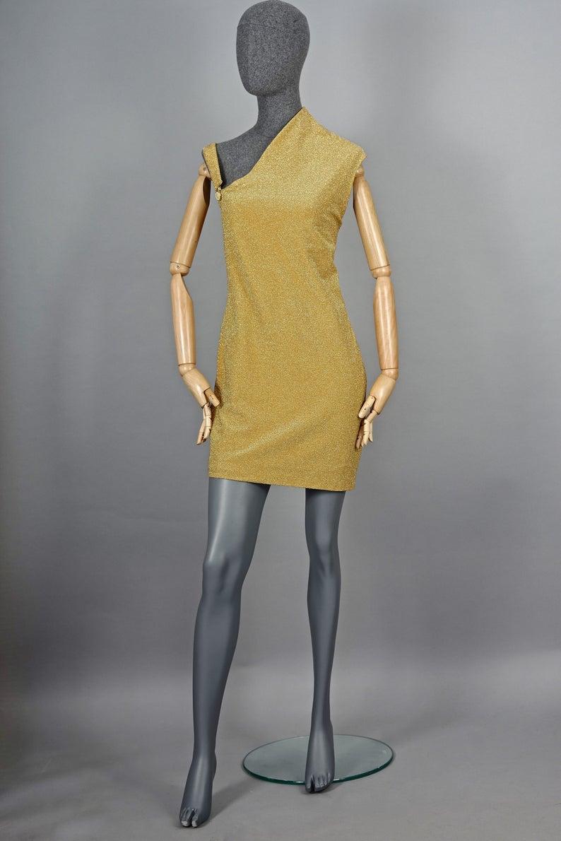 Vintage GIANNI VERSACE VERSUS Asymmetric Shoulder Lurex Gold Metallic Dress In Excellent Condition For Sale In Kingersheim, Alsace